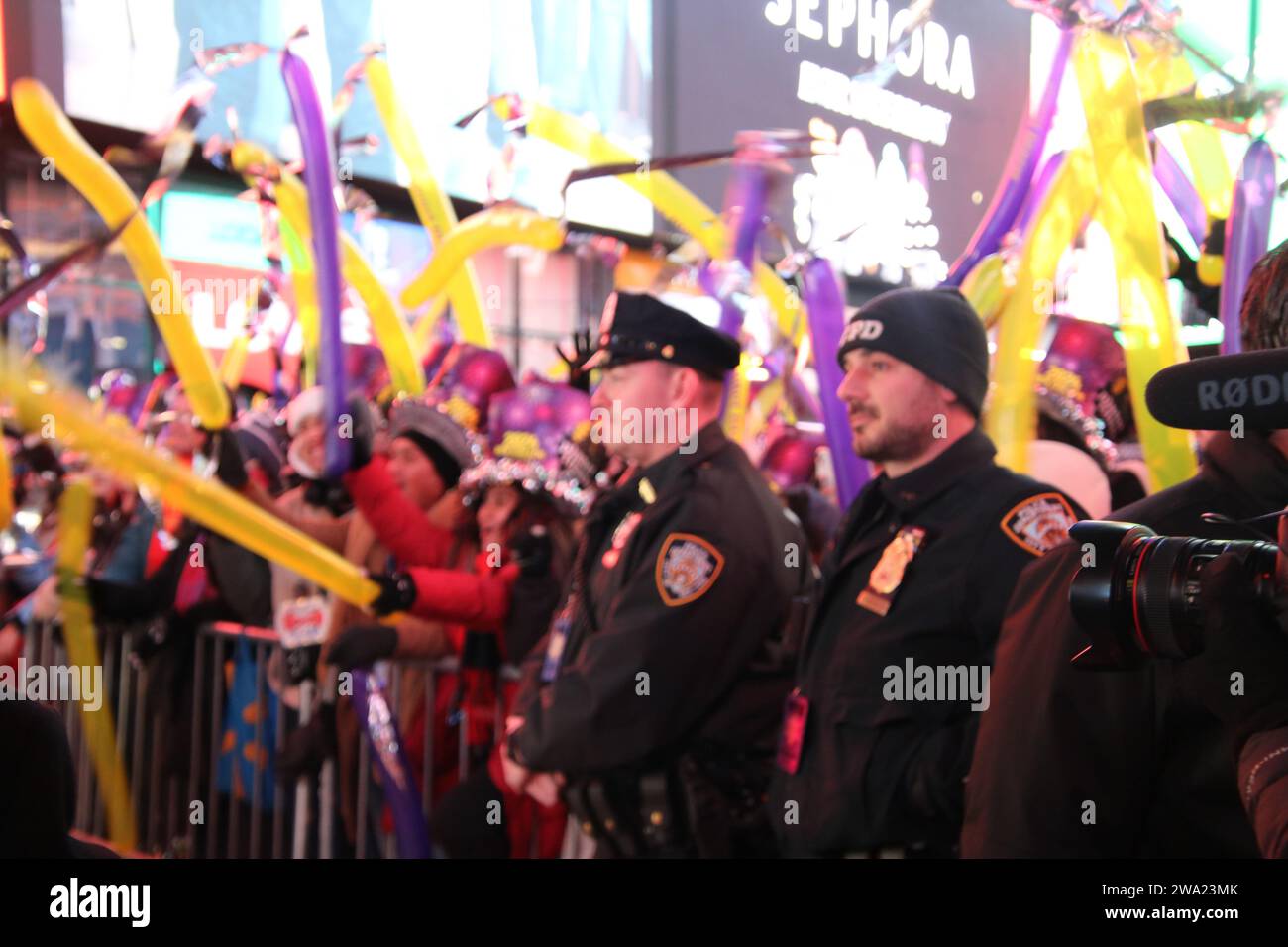 Times Square, New York, NY 10036 USA. 31 dicembre 2023. New York mette in scena il suo lancio annuale di Ball Drop a Times Square, mentre le folle che hanno aspettato per innumerevoli ore accolgono l'arrivo del 2024. Credito: ©Julia Mineeva/EGBN TV News/Alamy Live News Foto Stock