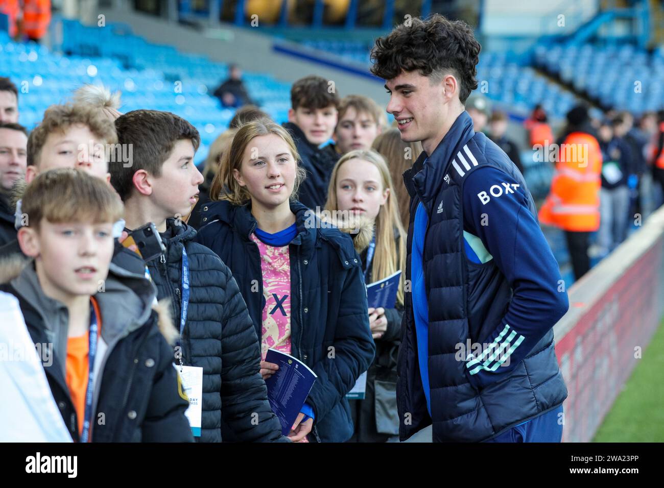 Archie Gray del Leeds United parla con i giovani tifosi in vista della partita del campionato Sky Bet Leeds United vs Birmingham City a Elland Road, Leeds, Regno Unito, 1° gennaio 2024 (foto di James Heaton/News Images) Foto Stock