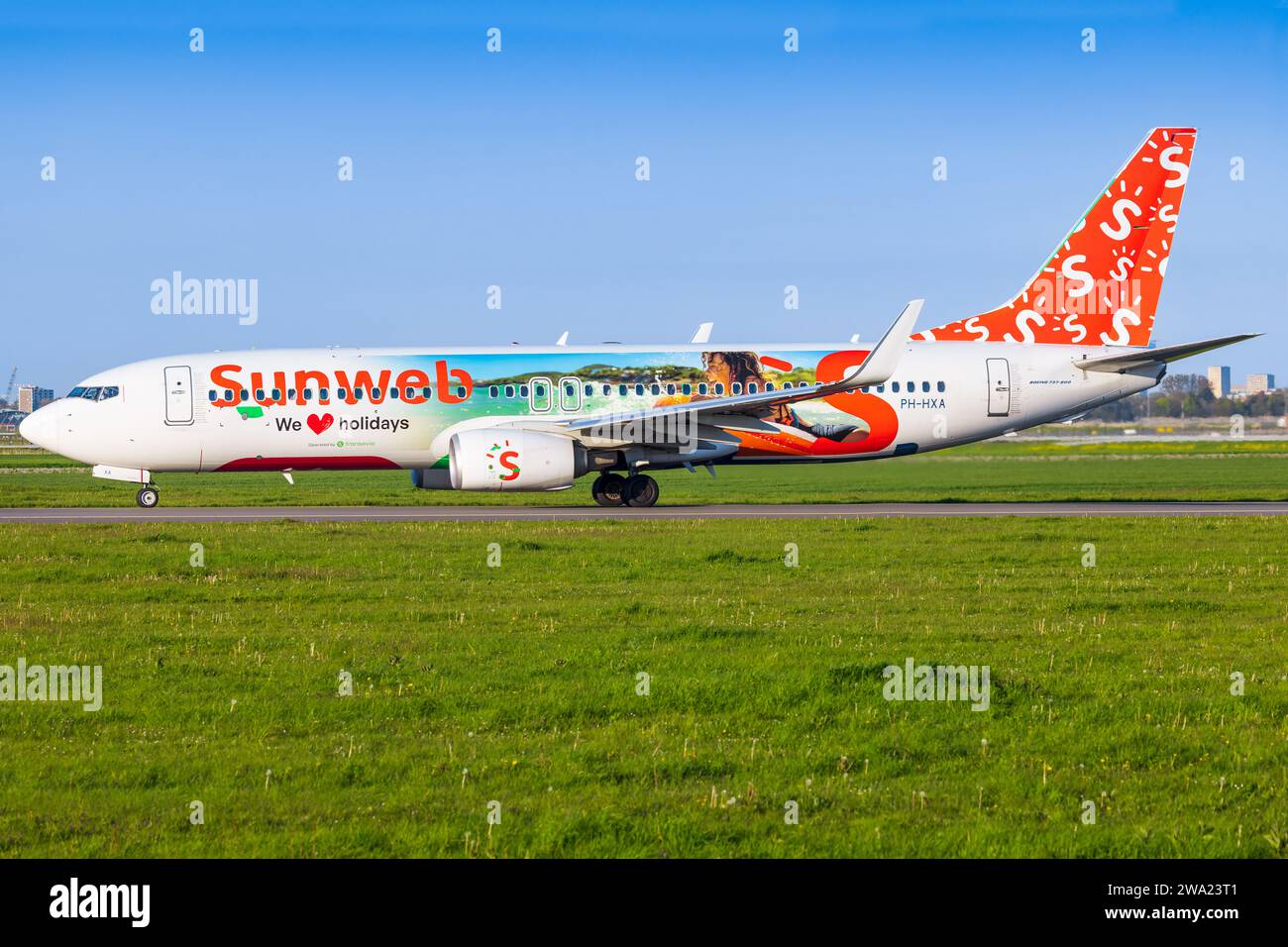 Amsterdam, Paesi Bassi - 28 aprile 2022: Sunweb Boeing 737 all'aeroporto di Amsterdam Foto Stock