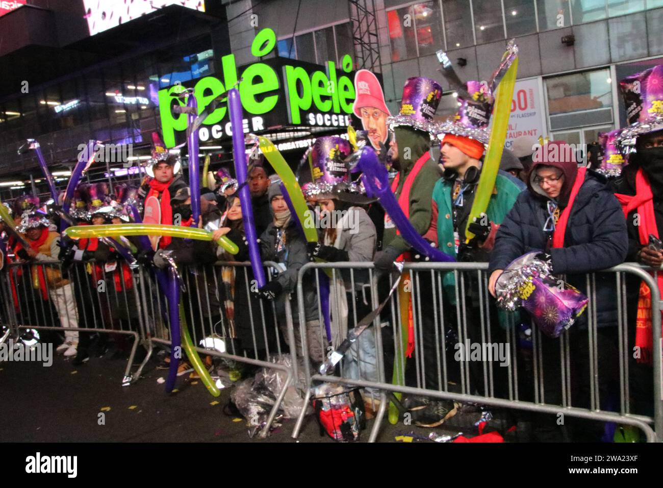 Times Square, New York, NY 10036 USA. 31 dicembre 2023. New York mette in scena il suo lancio annuale di Ball Drop a Times Square, mentre le folle che hanno aspettato per innumerevoli ore accolgono l'arrivo del 2024. Credito: ©Julia Mineeva/EGBN TV News/Alamy Live News Foto Stock