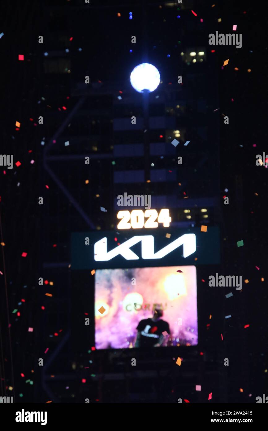 Times Square, New York, NY 10036 USA. 31 dicembre 2023. New York mette in scena il suo lancio annuale di Ball Drop a Times Square, mentre le folle che hanno aspettato per innumerevoli ore accolgono l'arrivo del 2024. Credito: ©Julia Mineeva/EGBN TV News/Alamy Live News Foto Stock