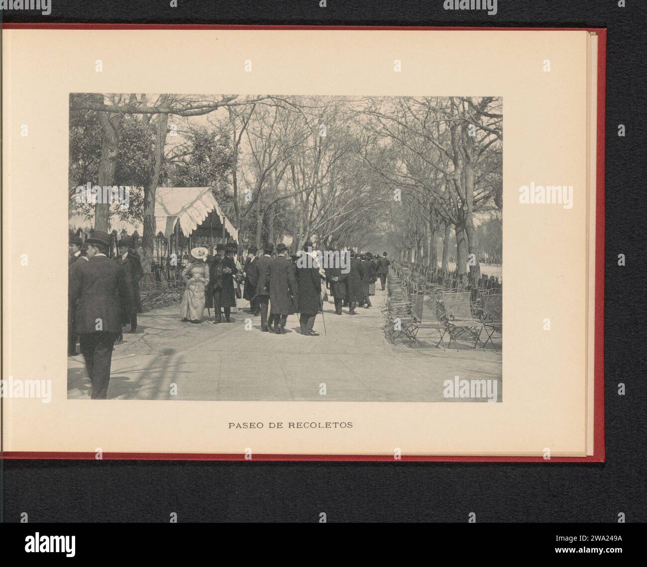 Vista del Paseo de Recoletos a Madrid con persone che camminano, Hauser Y Genet, c. 1888 - c. 1898 stampa fotomeccanica Recoletos Walk Paper Collotype avenue, Boulevard in villaggio (+ città (-paesaggio) con figure, personale). Head-Gear: bowler Hat Recoletos Walk Foto Stock