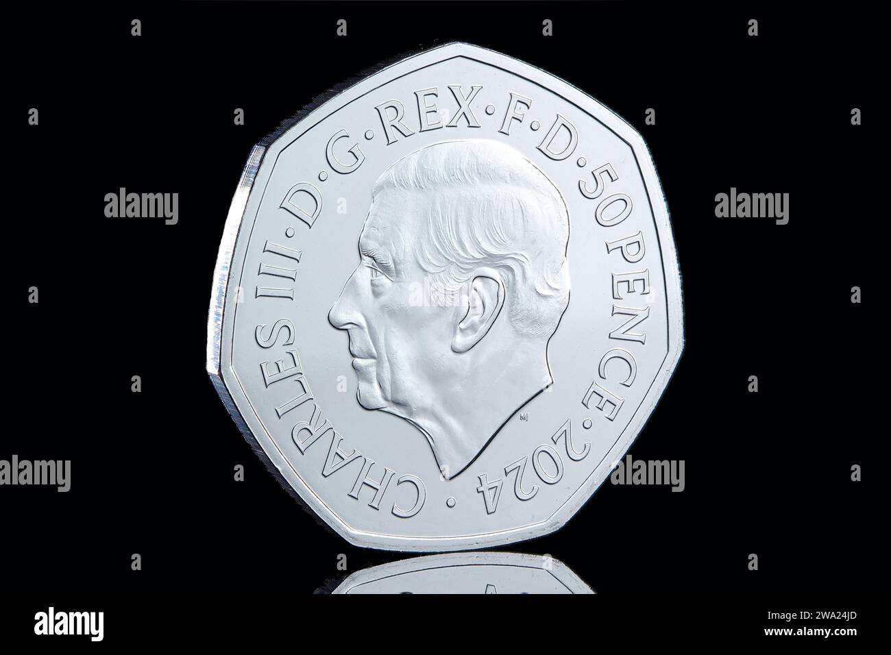 La prima moneta da 50 pence del 2024 presenta un Tyrannosaurus Rex sul retro e il dritto mostra il ritratto di re Carlo III Foto Stock