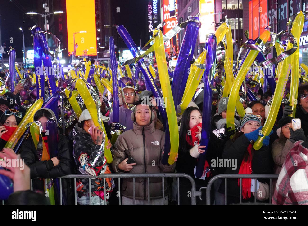 New York, USA. 31 dicembre 2023. I festeggiamenti di Capodanno si trovano a Times Square. La celebrazione del Capodanno 2024 di Times Square a New York City segna un ritorno monumentale dopo la pandemia di COVID-19, attirando migliaia di persone entusiaste a partecipare all'iconico conto alla rovescia e ad accogliere il nuovo anno. Come la tradizione vuole, la scintillante caduta della palla cattura la folla, segnalando il passaggio al 2024. Credito: SOPA Images Limited/Alamy Live News Foto Stock