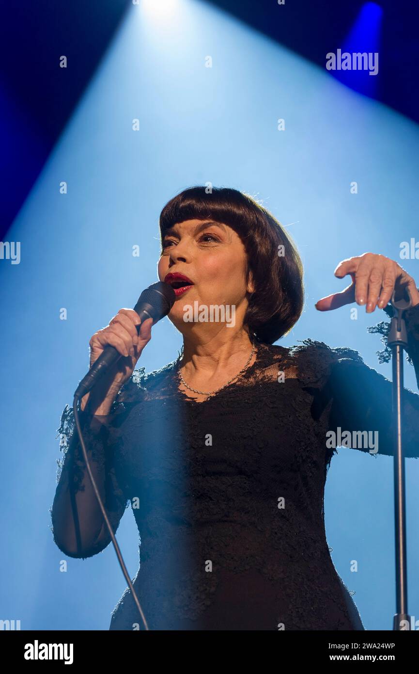 La chanteuse francaise Mireille Mathieu en Concert au Cirque Royal la cantante francese