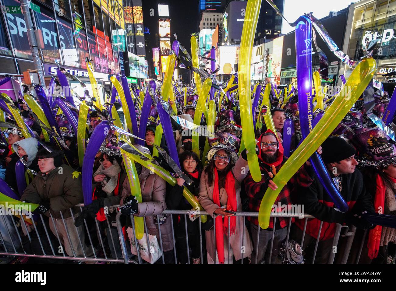 New York, USA. 31 dicembre 2023. I festeggiamenti di Capodanno si trovano a Times Square. La celebrazione del Capodanno 2024 di Times Square a New York City segna un ritorno monumentale dopo la pandemia di COVID-19, attirando migliaia di persone entusiaste a partecipare all'iconico conto alla rovescia e ad accogliere il nuovo anno. Come la tradizione vuole, la scintillante caduta della palla cattura la folla, segnalando il passaggio al 2024. Credito: SOPA Images Limited/Alamy Live News Foto Stock