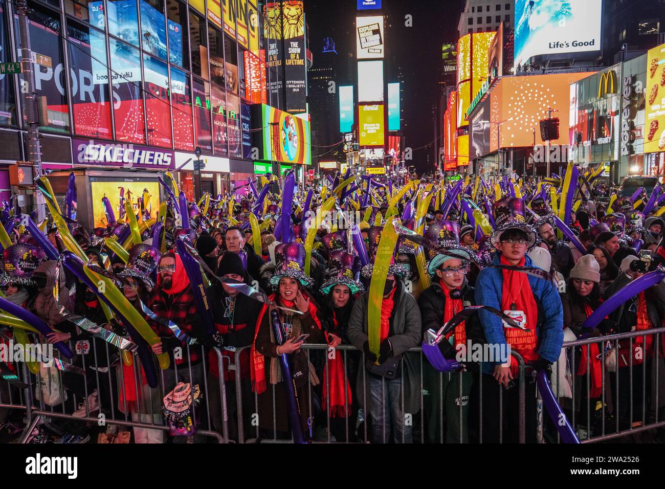 New York, USA. 31 dicembre 2023. I festeggiamenti di Capodanno si trovano a Times Square. La celebrazione del Capodanno 2024 di Times Square a New York City segna un ritorno monumentale dopo la pandemia di COVID-19, attirando migliaia di persone entusiaste a partecipare all'iconico conto alla rovescia e ad accogliere il nuovo anno. Come la tradizione vuole, la scintillante caduta della palla cattura la folla, segnalando il passaggio al 2024. Credito: SOPA Images Limited/Alamy Live News Foto Stock