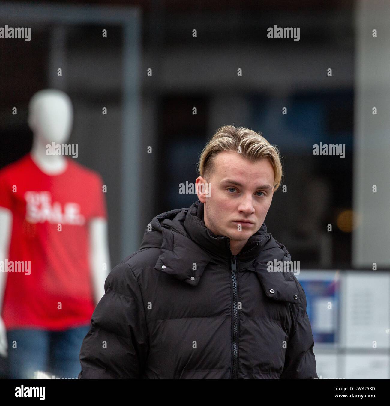 Brentwood UK Essex 1 gennaio 2024 Harry Derbidge l'unico modo è Essex e TOWIE star è visto fuori a Brentwood Essex shopping il giorno di Capodanno credito: Richard Lincoln/Alamy Live News Foto Stock