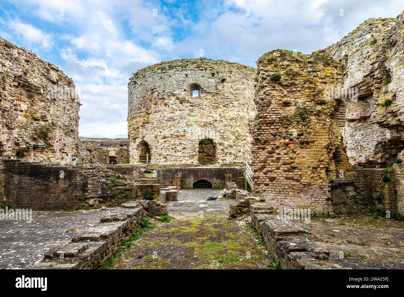 Il mastio all'interno delle rovine del Castello Camber del XVI secolo, East Sussex, Inghilterra Foto Stock