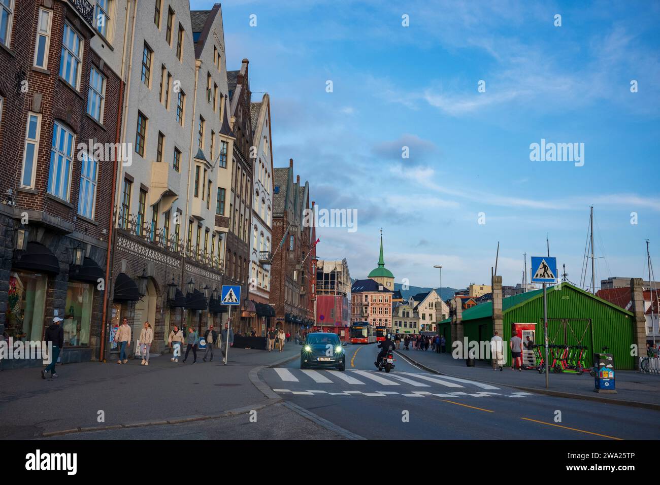 Bergen, Norvegia, 23 giugno 2023: Traffico sulla trafficata Bryggen Street o Route 577, viaggia sulla popolare strada che si trova in una delle più popolari di Bergen Foto Stock