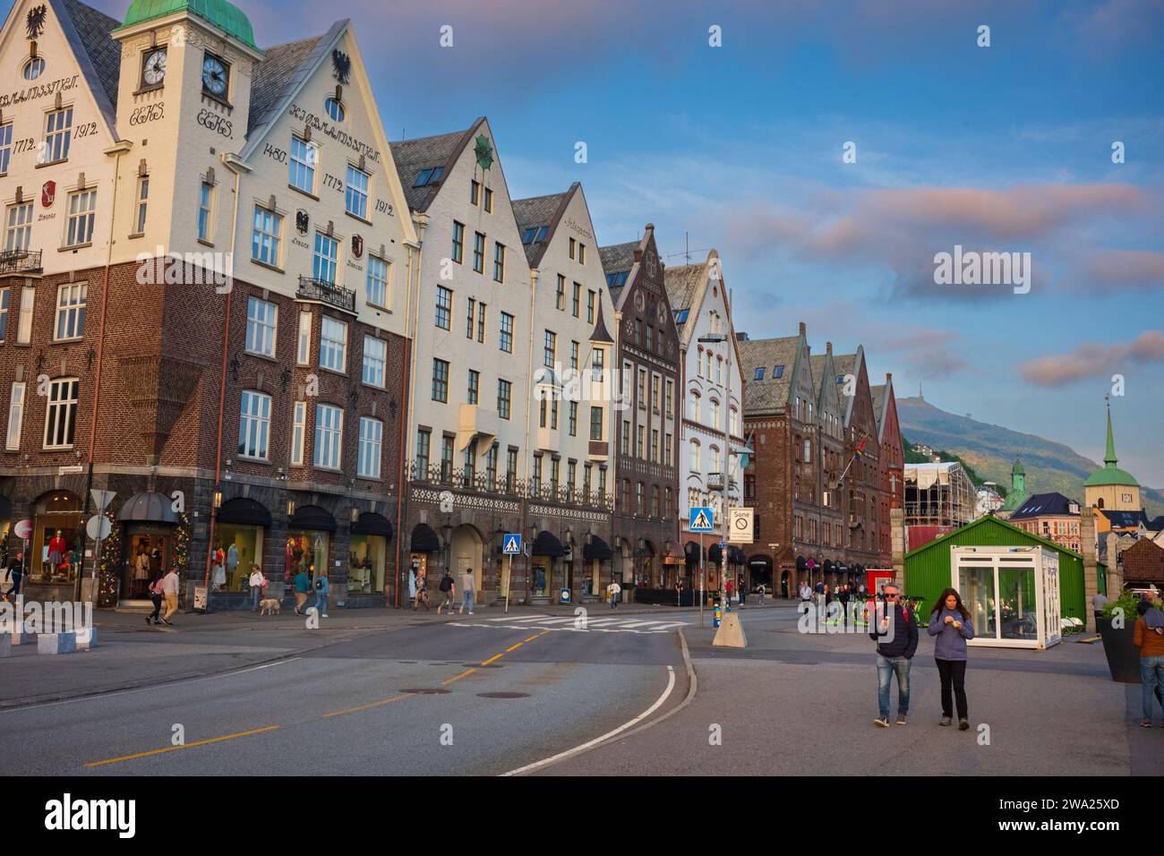 Bergen, Norvegia, 23 giugno 2023: Traffico sulla trafficata Bryggen Street o Route 577, viaggia sulla popolare strada che si trova in una delle più popolari di Bergen Foto Stock
