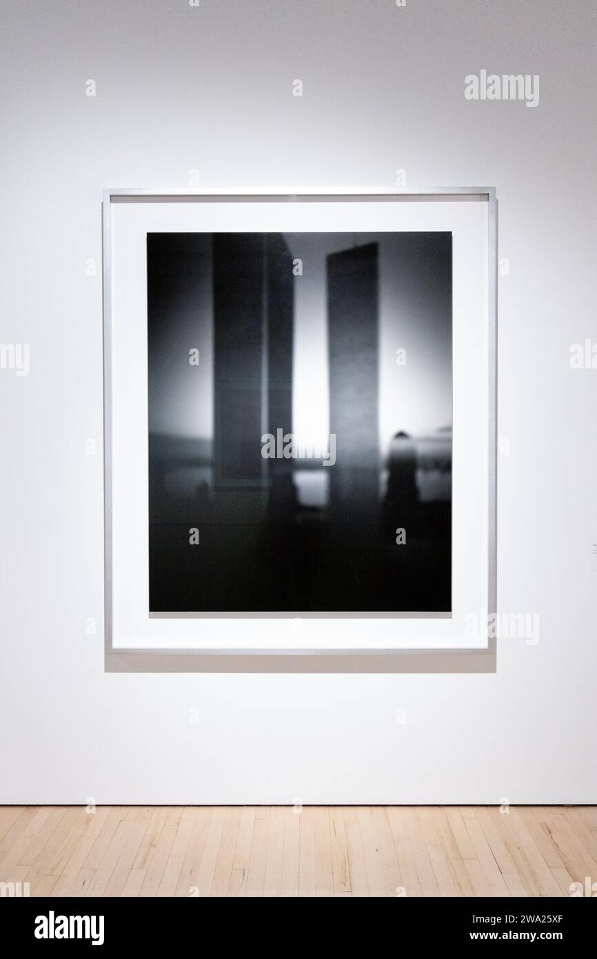 Fotografia del 'World Trade Center' 1997 alla mostra Hiroshi Sugimoto Time Machine 2023 alla Hayward Gallery, Londra, Inghilterra Foto Stock