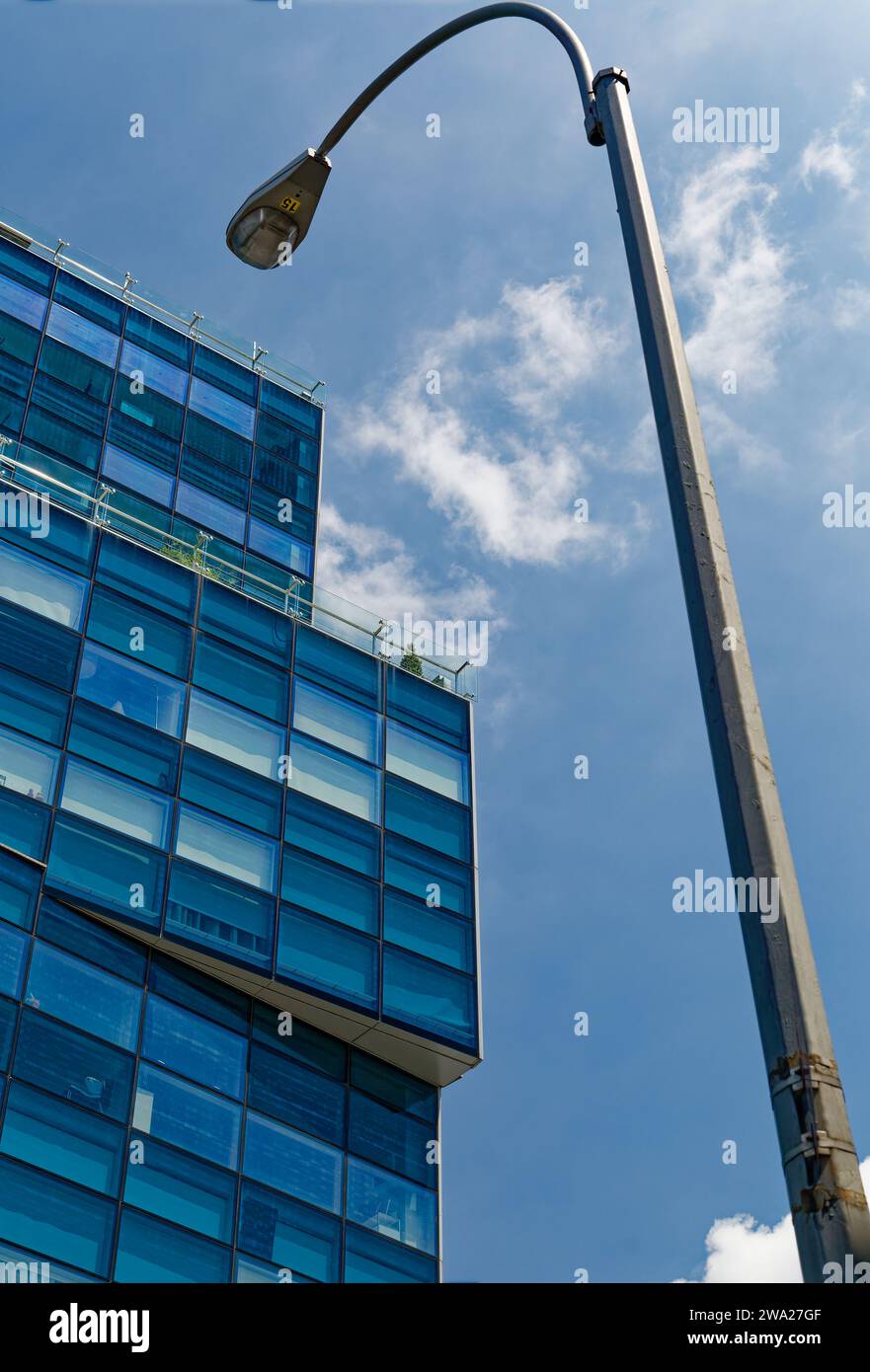 Il Chelsea Modern, una pila di strati di vetro blu e bianco ondulati, e' un edificio residenziale sulla West 18th Street a Chelsea. Foto Stock