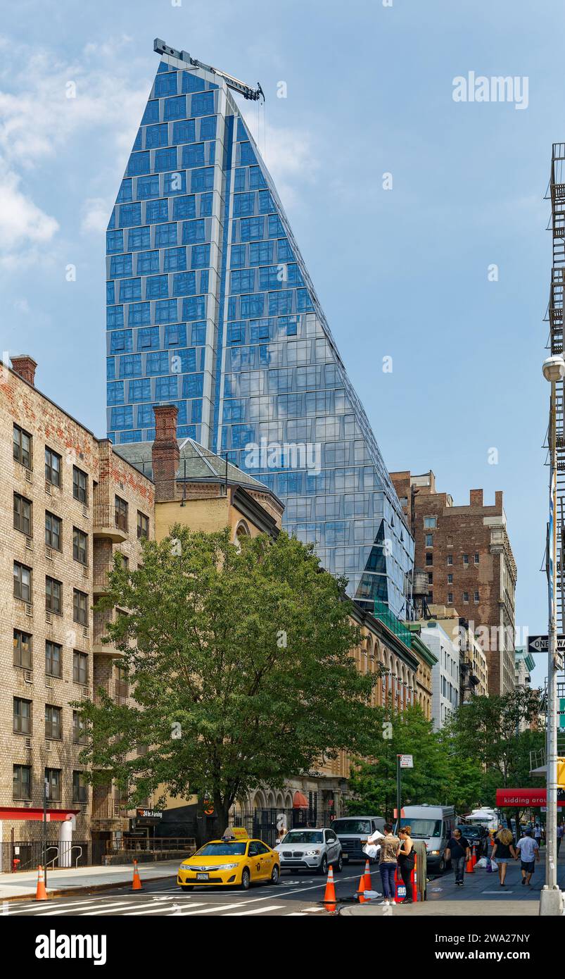 La 35XV è una torre residenziale a prisma di vetro irregolare al 35 West 15th Street a Chelsea. La facciata riflettente è stata progettata da FXFowle Architects. Foto Stock