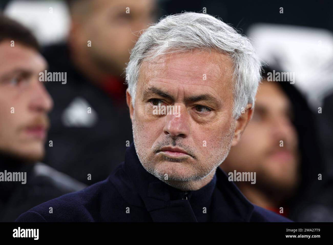 Jose Mourinho, allenatore della AS Roma durante il riscaldamento prima della partita di serie A tra Juventus FC e AS Roma allo stadio Allianz il 30 dicembre 2023 a Torino. Foto Stock