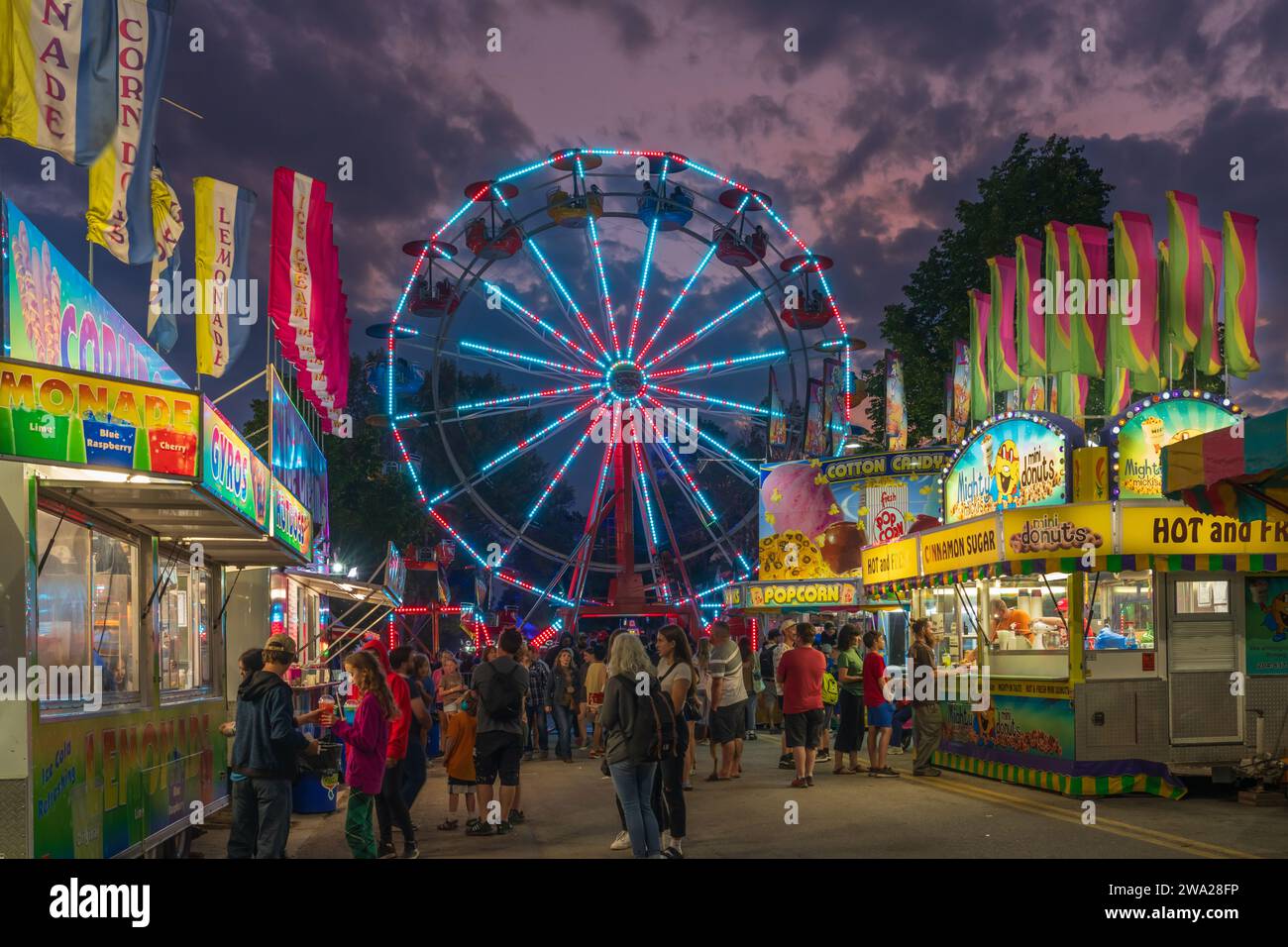 La meraviglia si esibisce a metà notte a Morden, Manitoba, Canada. Foto Stock
