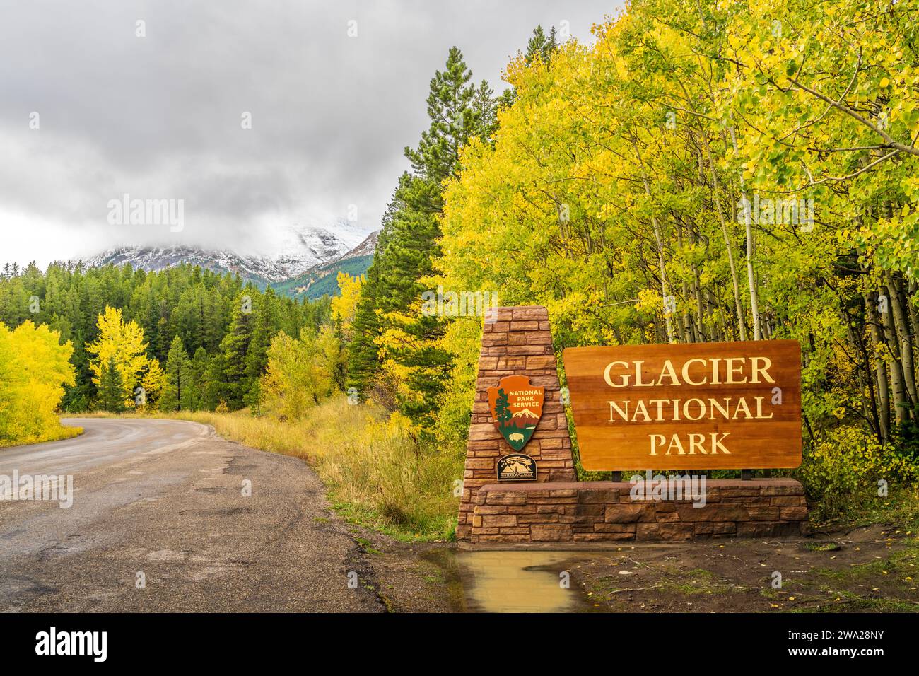 Un cartello del Glacier National Park con il colore autunnale, Montana, USA. Foto Stock