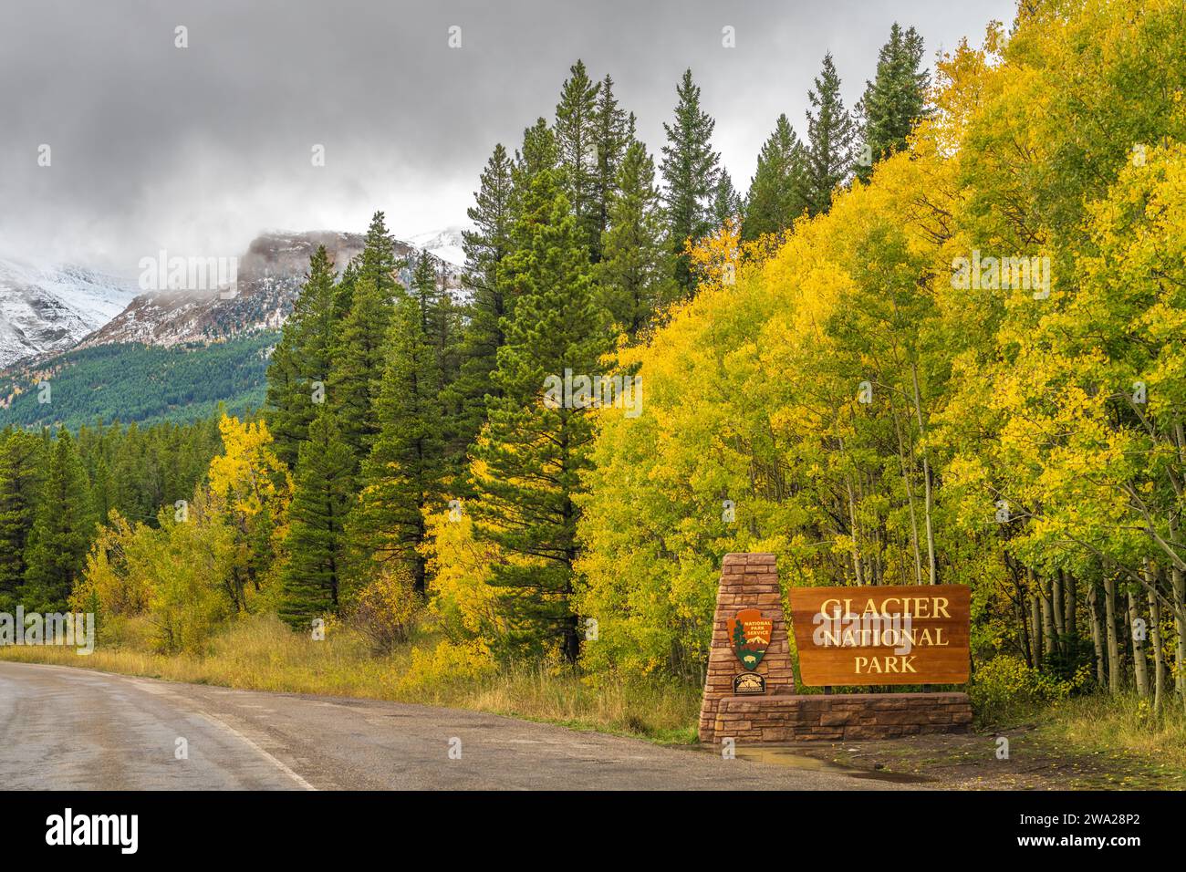 Un cartello del Glacier National Park con il colore autunnale, Montana, USA. Foto Stock