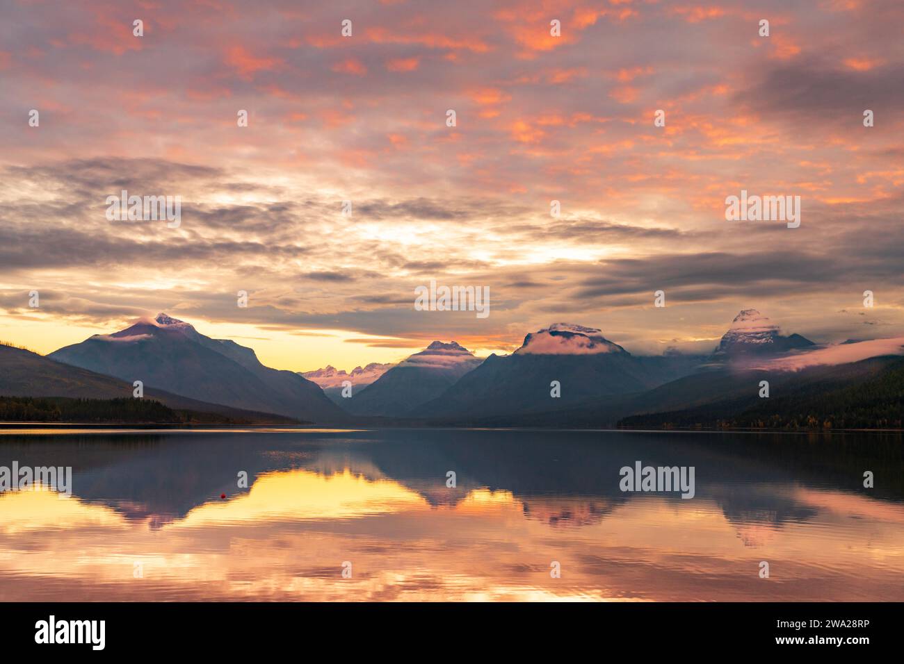 Tramonto sul lago McDonald, villaggio di Apgar, West Glacier, Glacier National Park, Montana, USA. Foto Stock