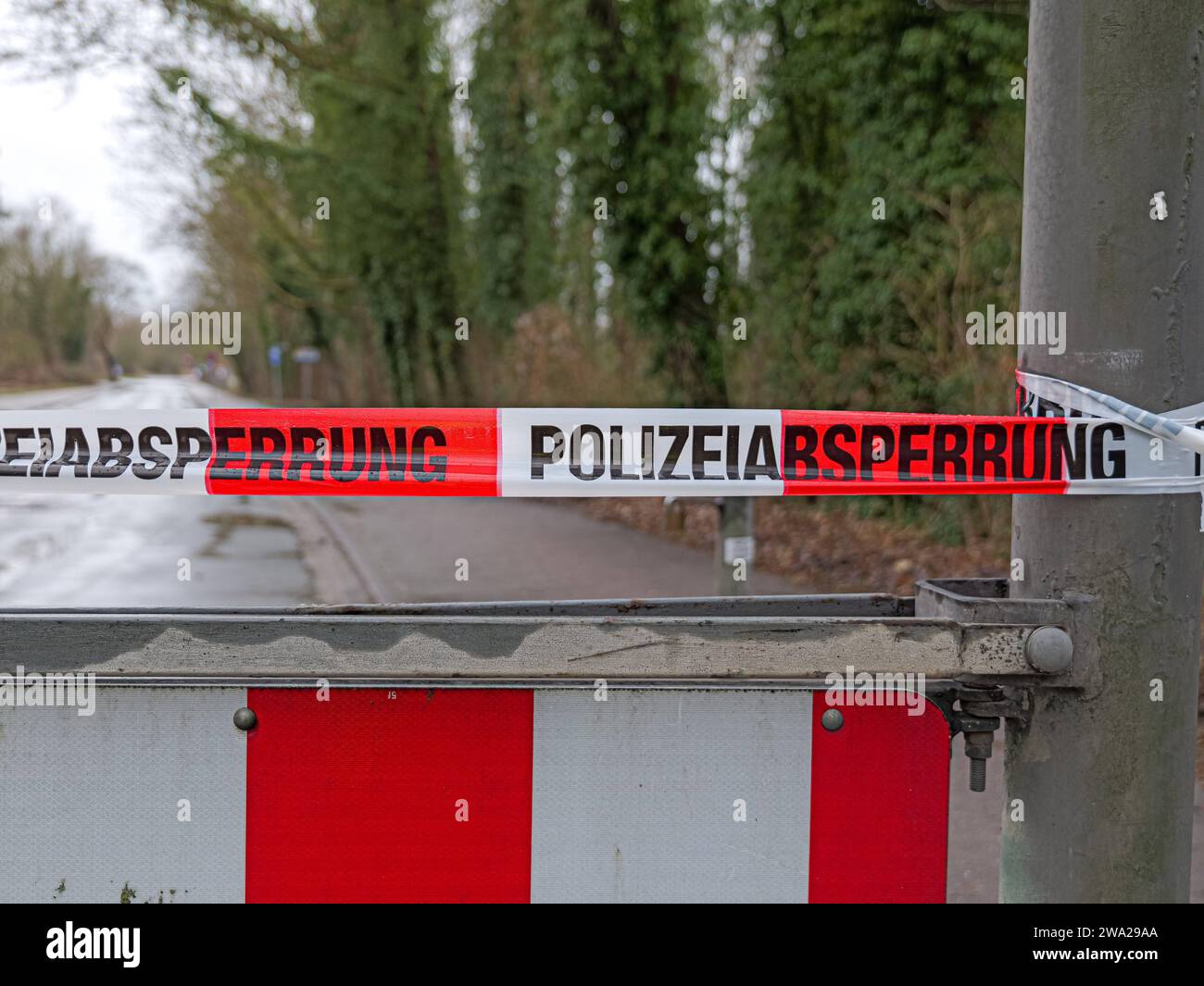 Hochwasserabsperrungen werden immer wieder umfahren Leichtsinn und Uneinsichtigkeit bringen immer wieder Menschen durch Umfahren der Absperrmaßnahmen bei dem Hochwasser in Gefahr. *** Le barriere di inondazione sono ripetutamente aggirate la sconsideratezza e la mancanza di comprensione mettono ripetutamente in pericolo le persone aggirando le barriere durante le inondazioni Copyright: xBerndxGüntherx Foto Stock