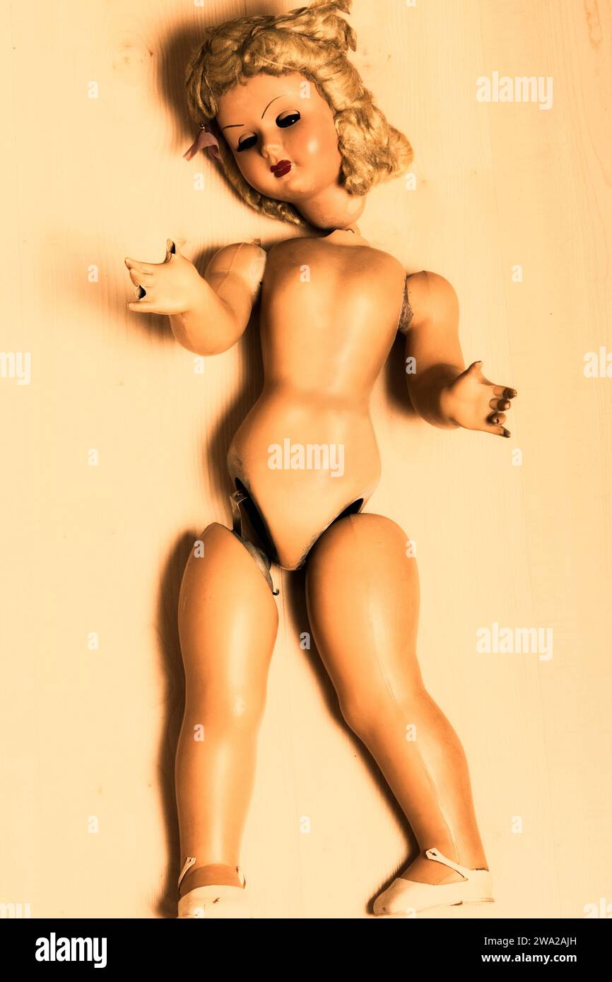 bambola vintage smembrata, design della copertina del libro concettuale Foto Stock