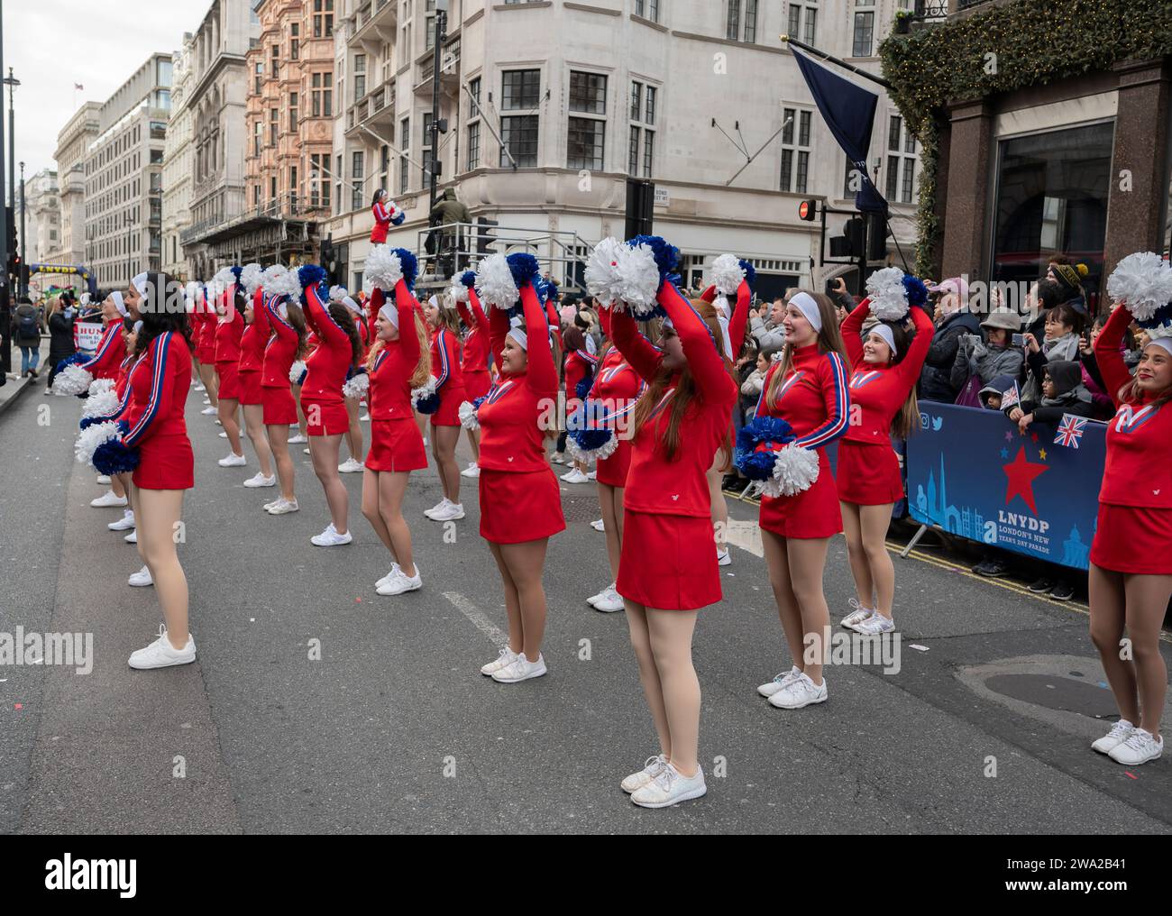 Londra, Regno Unito. 1 gennaio 2024. Il coloratissimo LNYDP2024 si svolge nel centro di Londra da Piccadilly (fuori dal Ritz) e termina a Whitehall e guarda migliaia di spettatori lungo il percorso. Immagine: Varsity Spirit All-American Cheerleaders, Dancers & Spirit Performers. Crediti: Malcolm Park/Alamy Live News Foto Stock