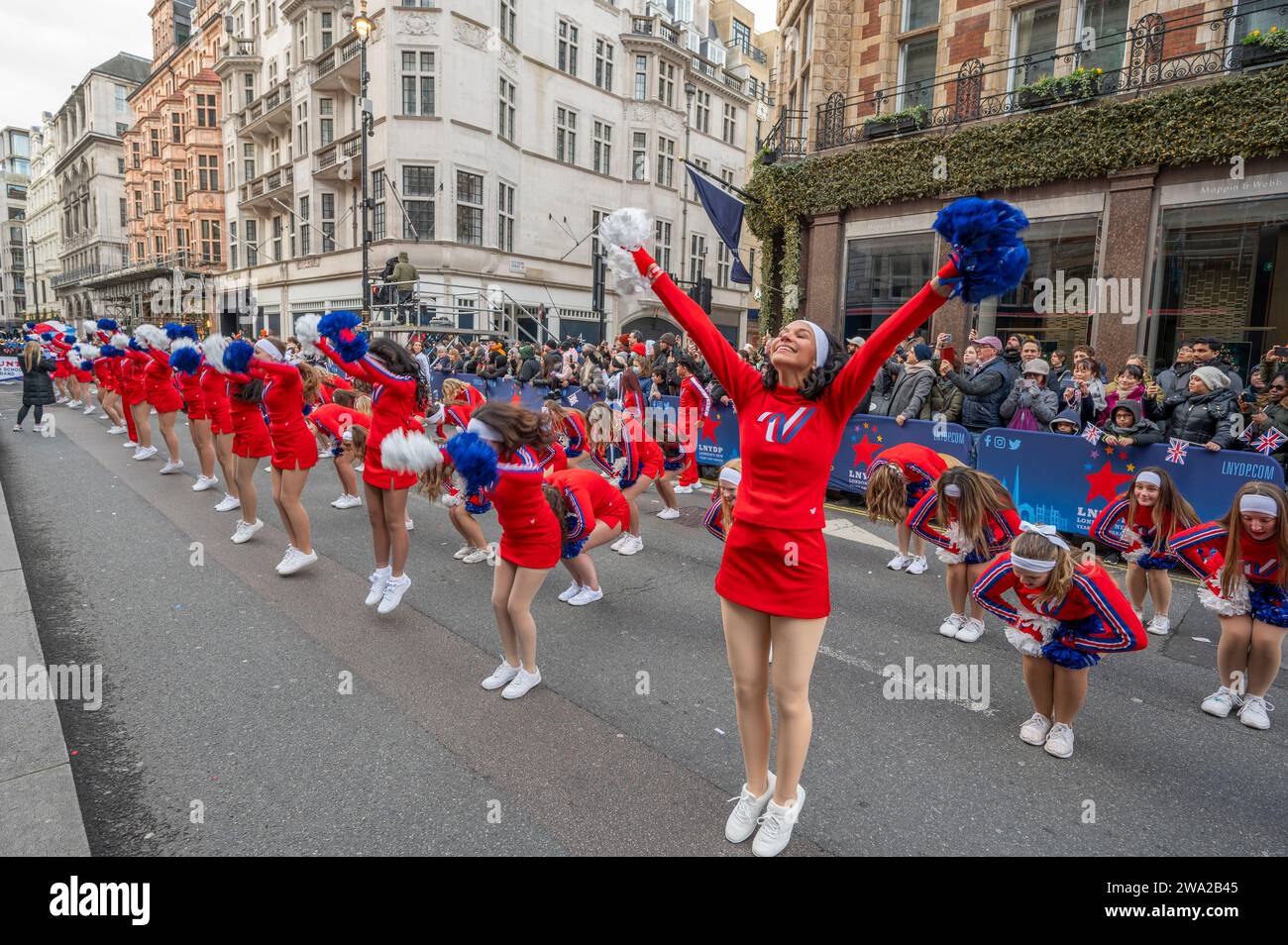 Londra, Regno Unito. 1 gennaio 2024. Il coloratissimo LNYDP2024 si svolge nel centro di Londra da Piccadilly (fuori dal Ritz) e termina a Whitehall e guarda migliaia di spettatori lungo il percorso. Immagine: Varsity Spirit All-American Cheerleaders, Dancers & Spirit Performers. Crediti: Malcolm Park/Alamy Live News Foto Stock