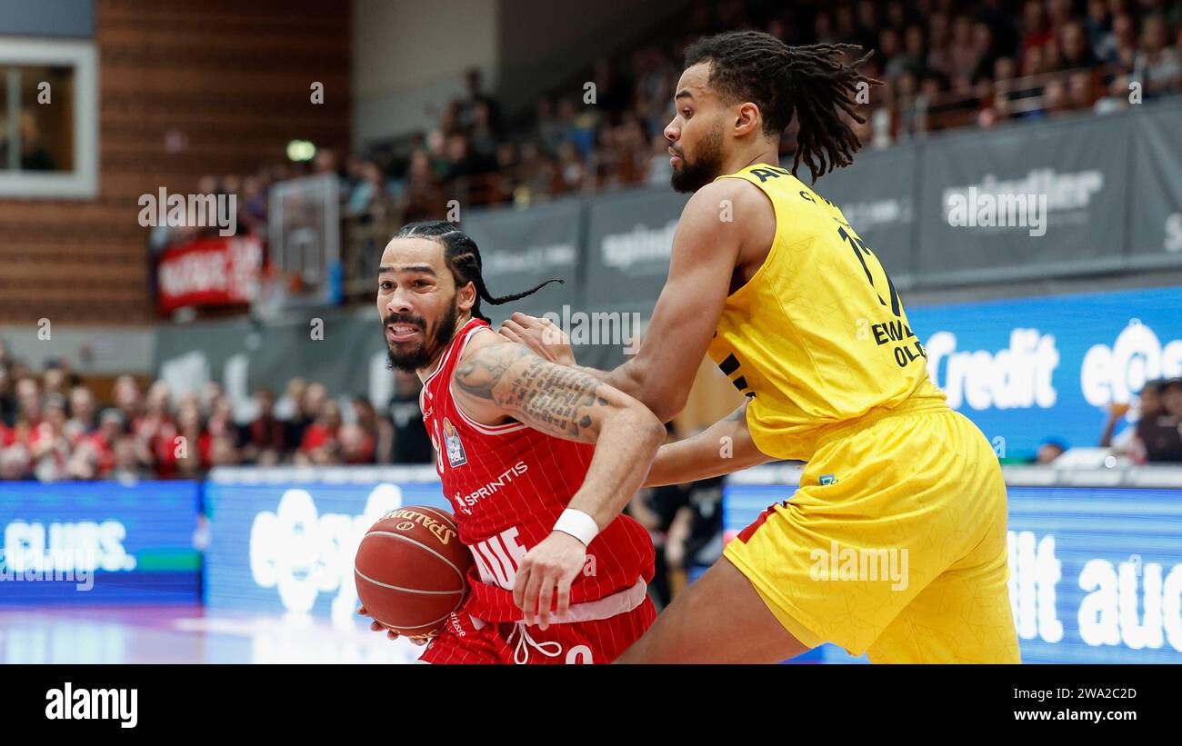 v. l. Otis Livingston (Wuerzburg Baskets, 0) und Norris Agbakoko (EWE Baskets Oldenburg, 17). 29.12.2023, pallacanestro, BBL, cesti Wuerzburg - cestini EWE Oldenburg, GER, Wuerzburg, tectake Arena. Foto Stock