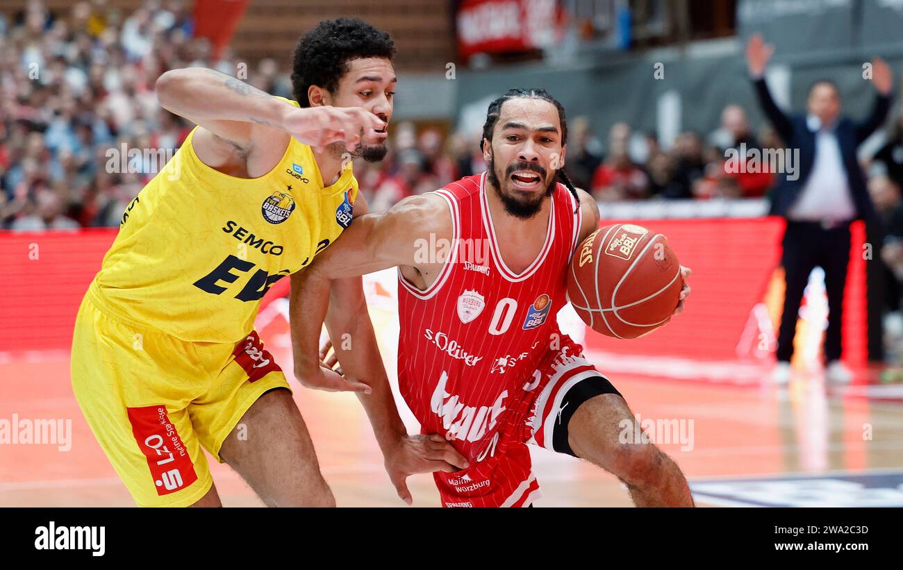 v. l. Leon Schoormann (cesti di EWE Oldenburg, 0) und Otis Livingston (cesti di Wuerzburg, 0). 29.12.2023, pallacanestro, BBL, cesti Wuerzburg - cestini EWE Oldenburg, GER, Wuerzburg, tectake Arena. Foto Stock