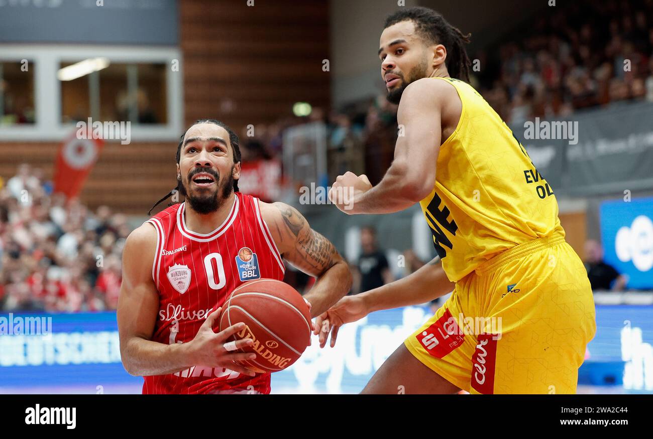 v. l. Otis Livingston (Wuerzburg Baskets, 0) und Norris Agbakoko (EWE Baskets Oldenburg, 17). 29.12.2023, pallacanestro, BBL, cesti Wuerzburg - cestini EWE Oldenburg, GER, Wuerzburg, tectake Arena. Foto Stock