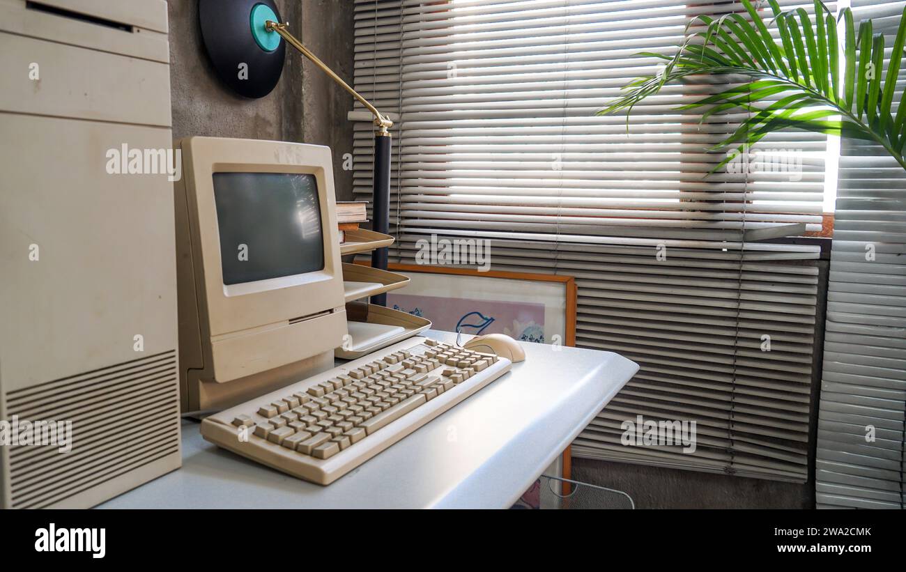 Apple Macintosh Classic Personal computer vecchio computer originale con tastiera. Visualizzazione foto ritagliata designer creatività grafica tablet da lavoro desi Foto Stock