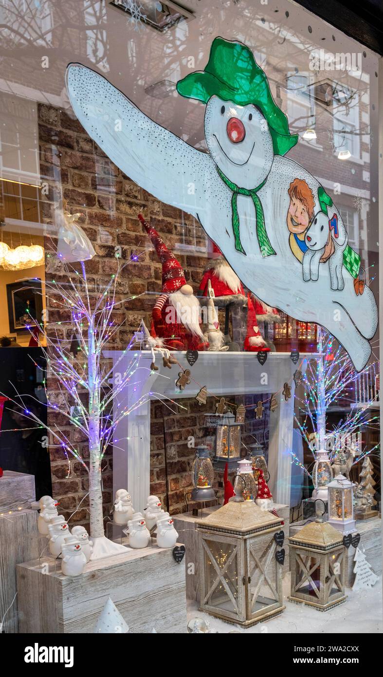 Regno Unito, Inghilterra, Cheshire, Macclesfield, Chestergate, decorazioni per vetrine del negozio di Natale Snowman Foto Stock