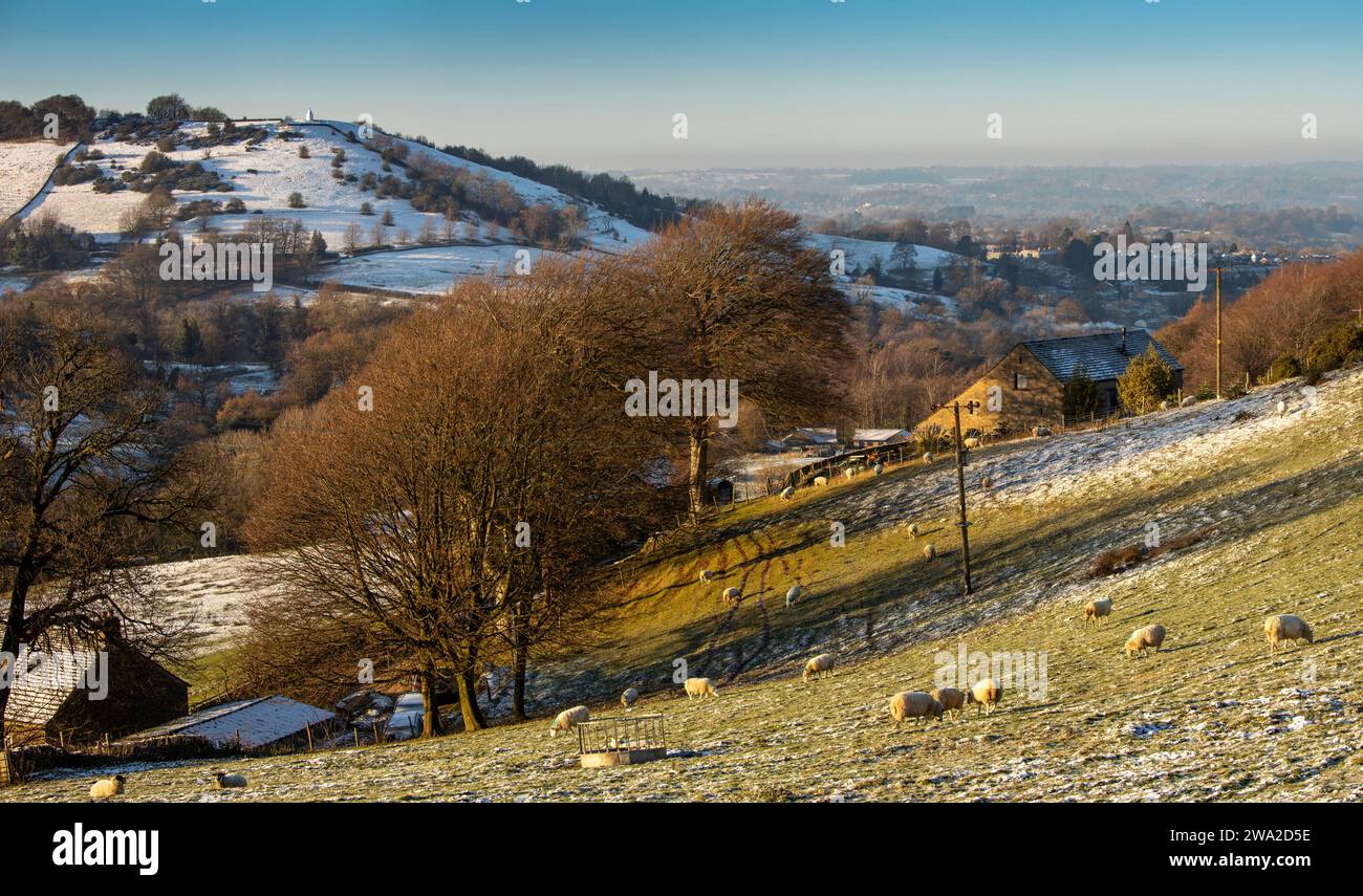 Regno Unito, Inghilterra, Cheshire, Rainow, inverno, Bollington e White Nancy sulla Kerridge Hill da Blaze Hill, panoramica Foto Stock