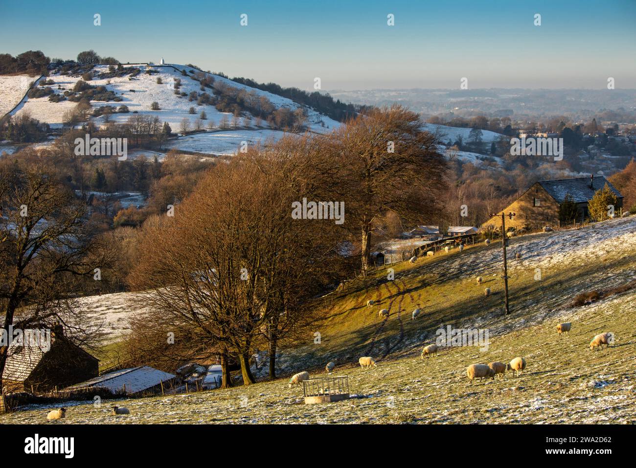 Regno Unito, Inghilterra, Cheshire, Rainow, inverno, Bollington e White Nancy su Kerridge Hill da Blaze Hill Foto Stock