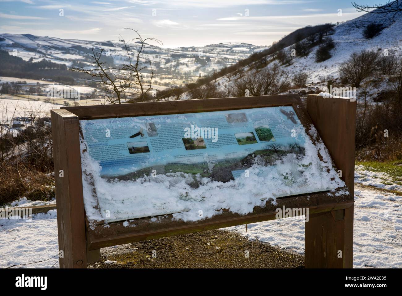 Regno Unito, Inghilterra, Cheshire, Macclesfield, Tegg’s Nose Country Park, Ice-loaded Information Board Foto Stock