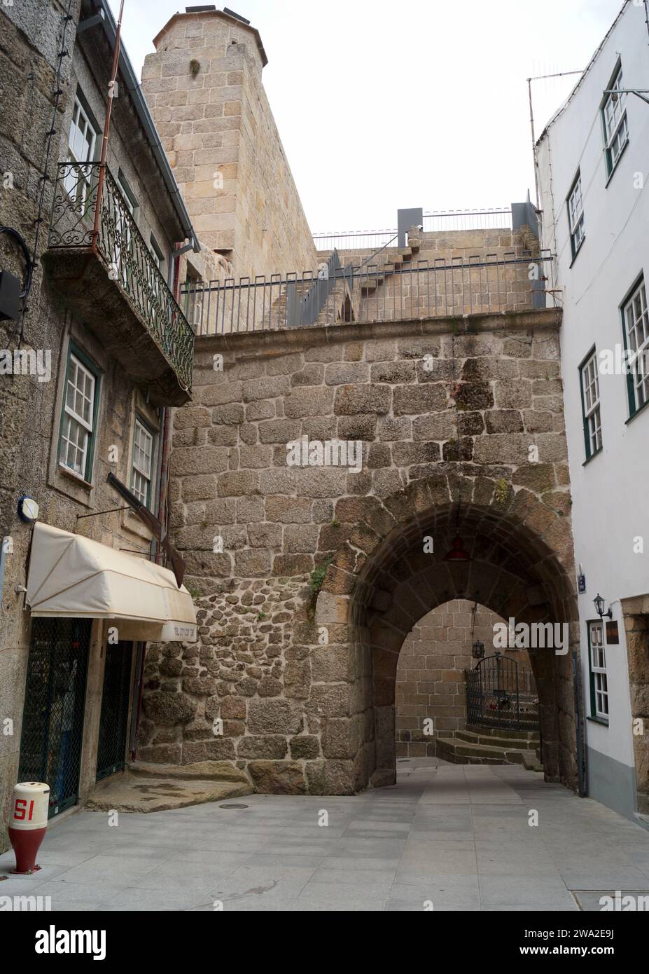 Arco di passaggio medievale della Torre dei fabbri, Torre dos Ferreiros, Guarda, Portogallo Foto Stock