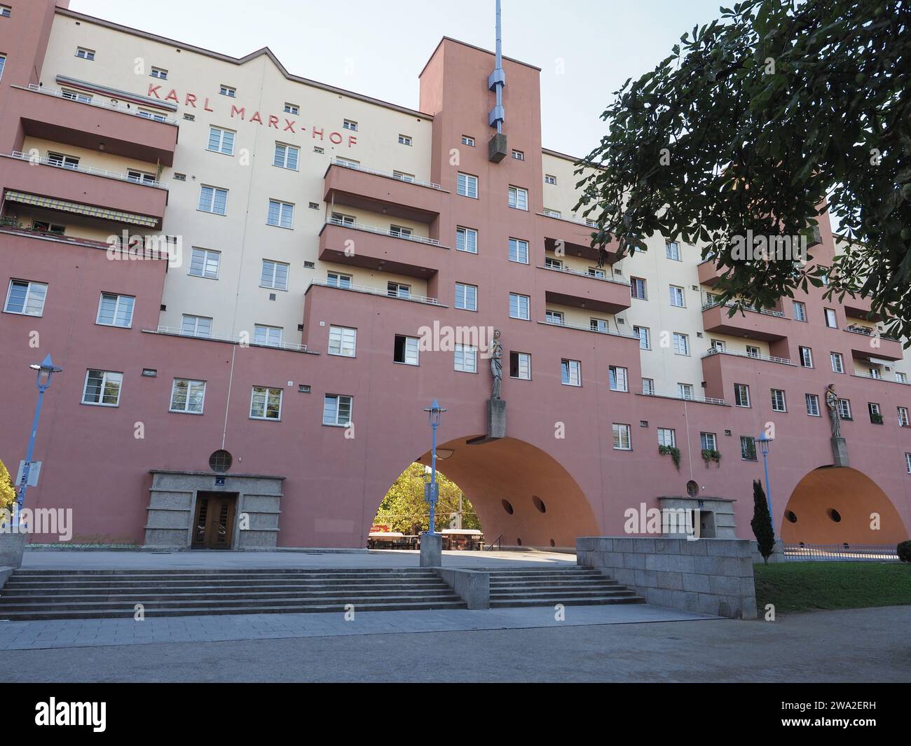 VIENNA, AUSTRIA - SETTEMBRE 2022 CIRCA: Karl Marx Hof Housing Complex a Heiligenstadt Foto Stock