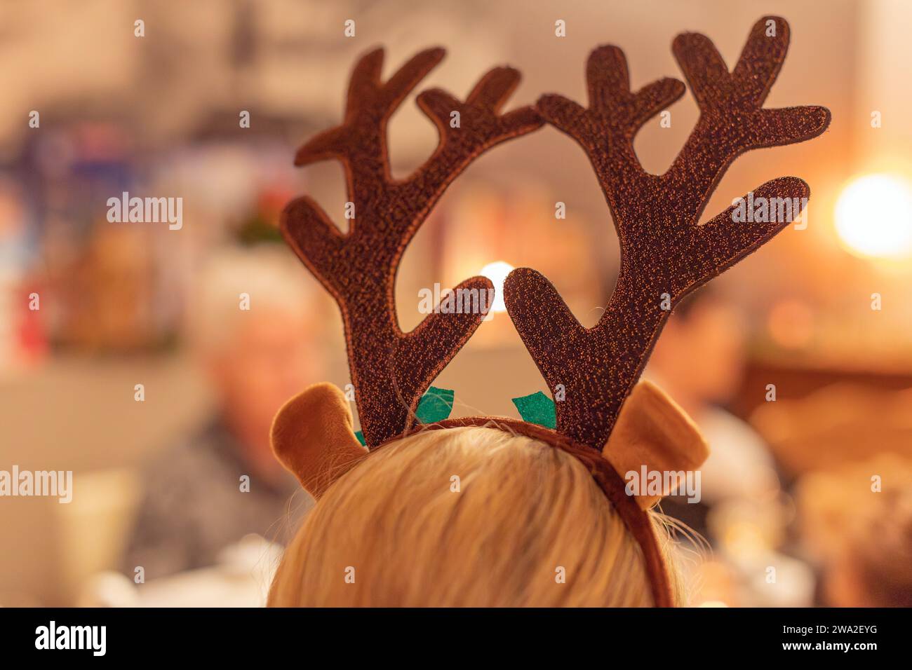 Le corna delle renne come copricapo a una festa di Natale Foto Stock