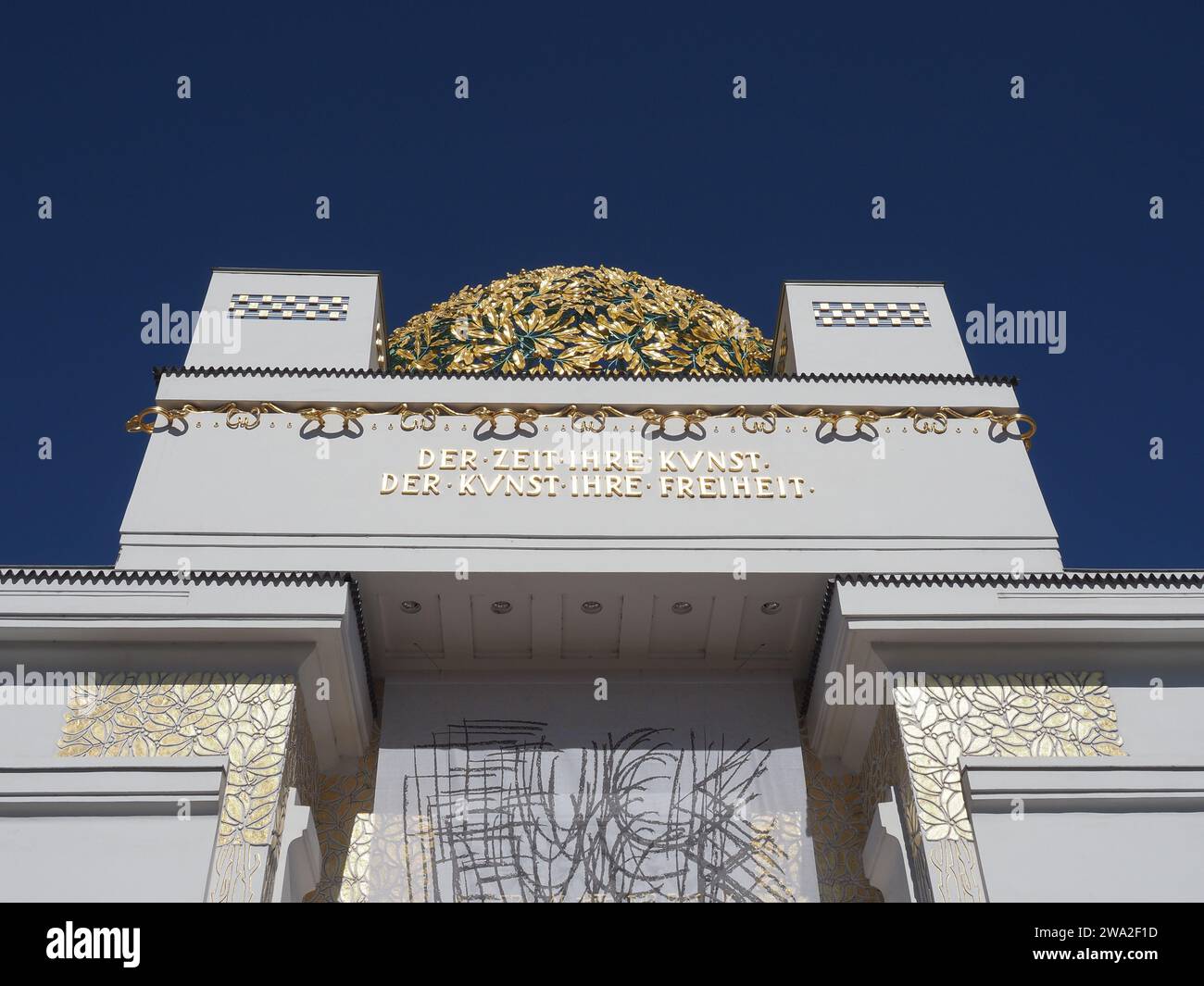 VIENNA, AUSTRIA - CIRCA 2022: Secessione di Wiener di Olbrich circa 1897, Der Zeit Ihre Kunst Der Kunst Ihre Freiheit Ver Sacrum Translation to Every Age Foto Stock