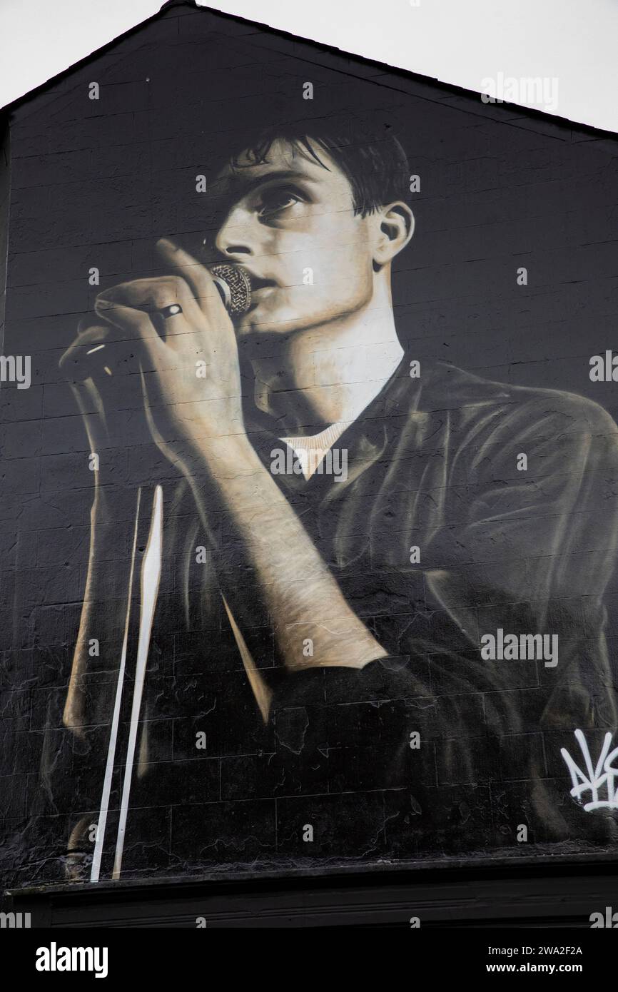 Regno Unito, Inghilterra, Cheshire, Macclesfield, Mill Street, Ian Curtis di Joy Division ha dipinto un murale su un frontalino Foto Stock