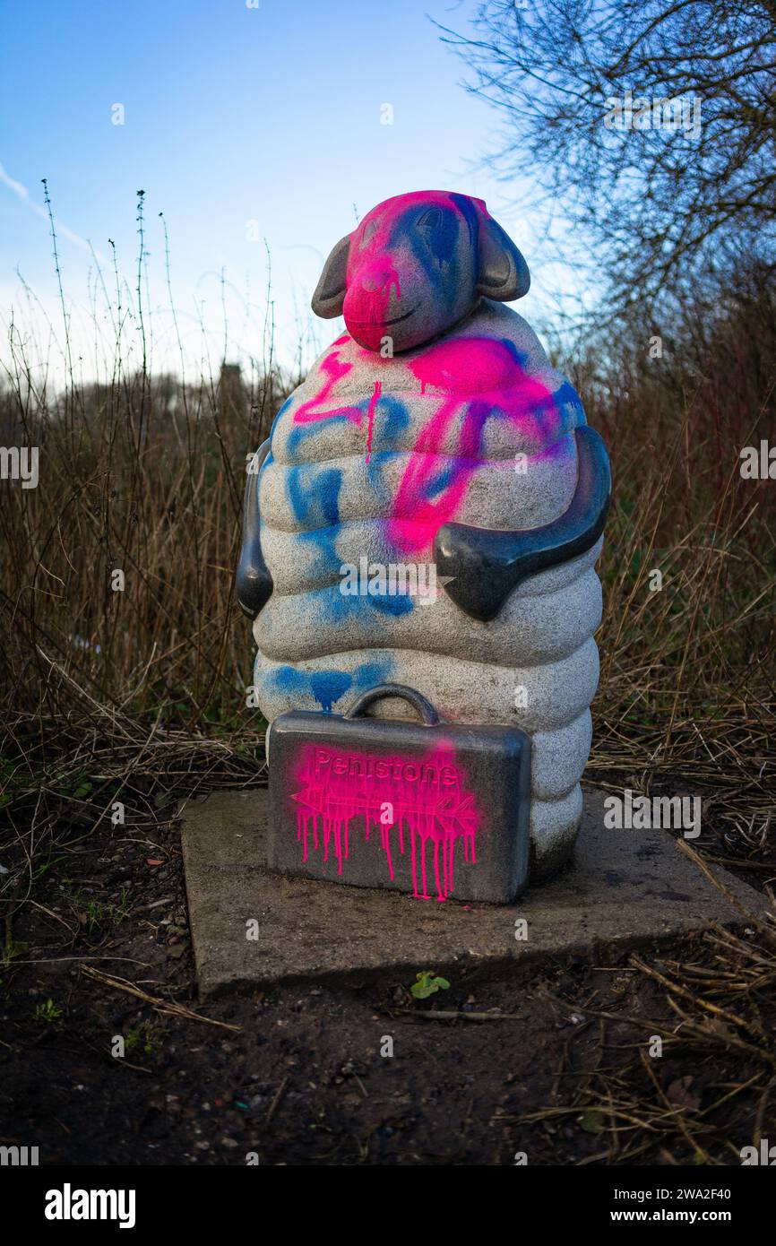 Statua delle pecore di Penistone - Scultura danneggiata sul Penistone Sheep Trail (pittura a spruzzo pubblica) Yorkshire, Regno Unito Foto Stock