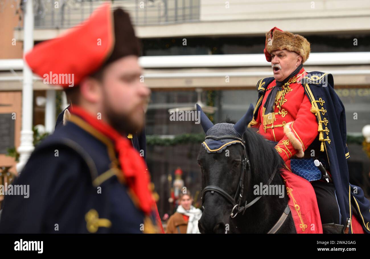 Zagabria, Croazia. 1 gennaio 2024. Comandante della compagnia Onoraria del reggimento Cravat Zeljko Matejcic in uniformi militari tradizionali cavalcano a cavallo durante un tradizionale cambio di Capodanno di una guardia del reggimento Cravat a Ban Josip Jelacic Square a Zagabria, Croazia, il 1° gennaio 2024. Foto: Josip Mikacic/PIXSELL credito: Pixsell/Alamy Live News Foto Stock