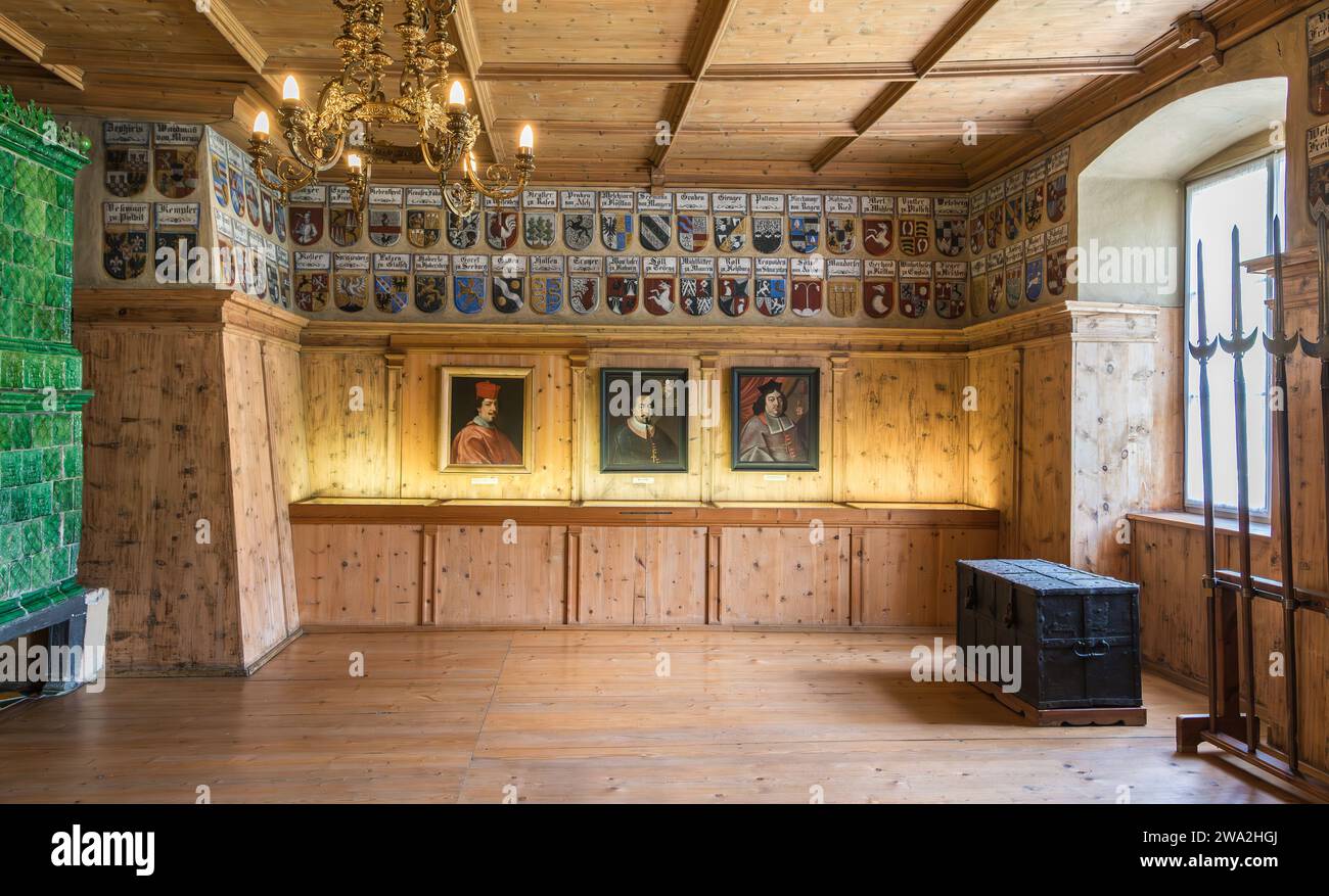Ritratti e stemmi araldici di Hofburg, palazzo dei principi vescovi, Museo Diocesano di Bressanone, alto Adige, Italia, 12 giugno 2023 Foto Stock