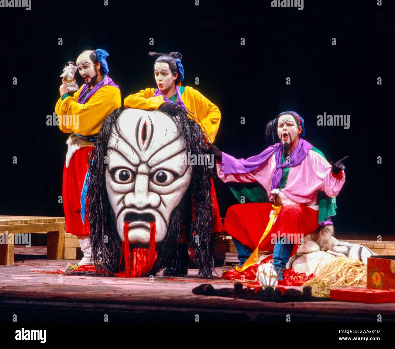 l-r: Kim Begley (Pang), Laurence Dale (Pong), William Workman (Ping) in TURANDOT alla Royal Opera, Covent Garden, Londra WC2 01/09/1984 musica: Giacomo Puccini libretto: Giuseppe Adami e Renato Simoni direttore: Colin Davis disegno: Sally Jacobs illuminazione: F Mitchell Dana coreografia: Kate Flatt direttore: Andrei Serban Foto Stock