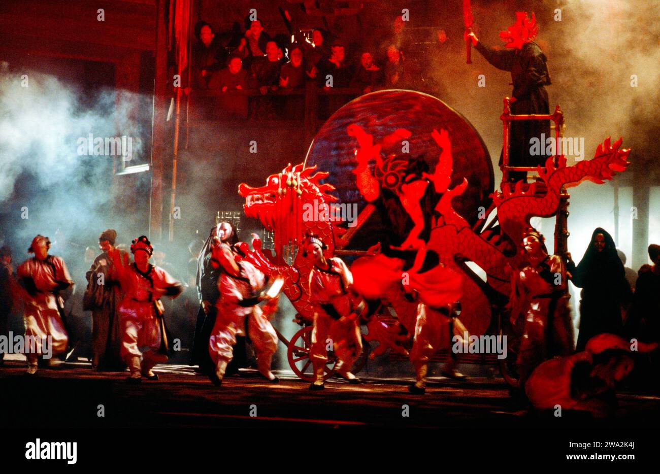 Processione a TURANDOT alla Royal Opera, Covent Garden, Londra WC2 01/09/1984 musica: Giacomo Puccini libretto: Giuseppe Adami & Renato Simoni direttore: Colin Davis disegno: Sally Jacobs illuminazione: F Mitchell Dana coreografia: Kate Flatt direttore: Andrei Serban Foto Stock