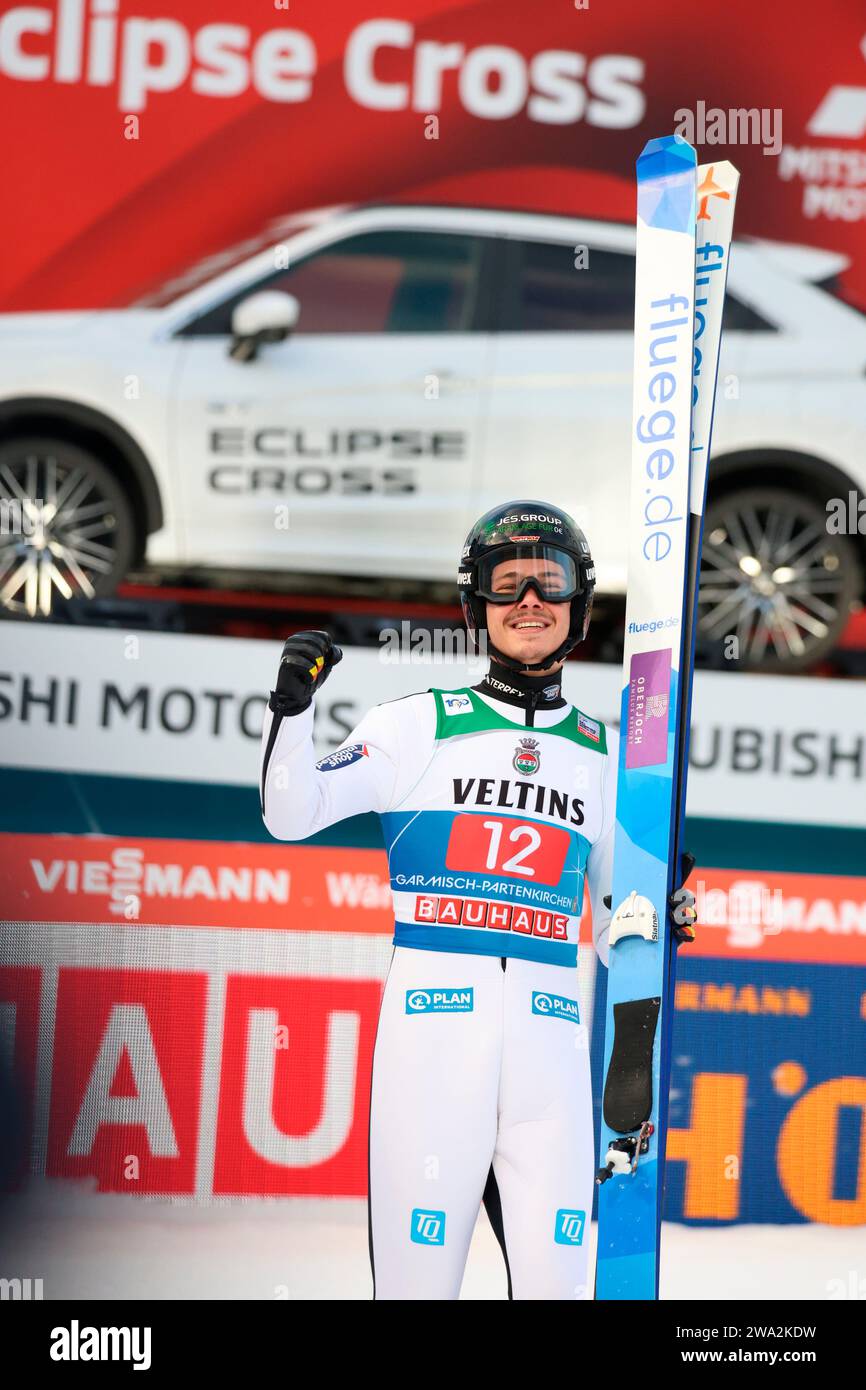 Garmisch Partenkirchen, Deutschland. 1 gennaio 2024. Raimund Philipp (SC Oberstdorf) bejubelt seinen sprung beim Neujahrsskispringen Garmisch-Partenkirchen Credit: dpa/Alamy Live News Foto Stock