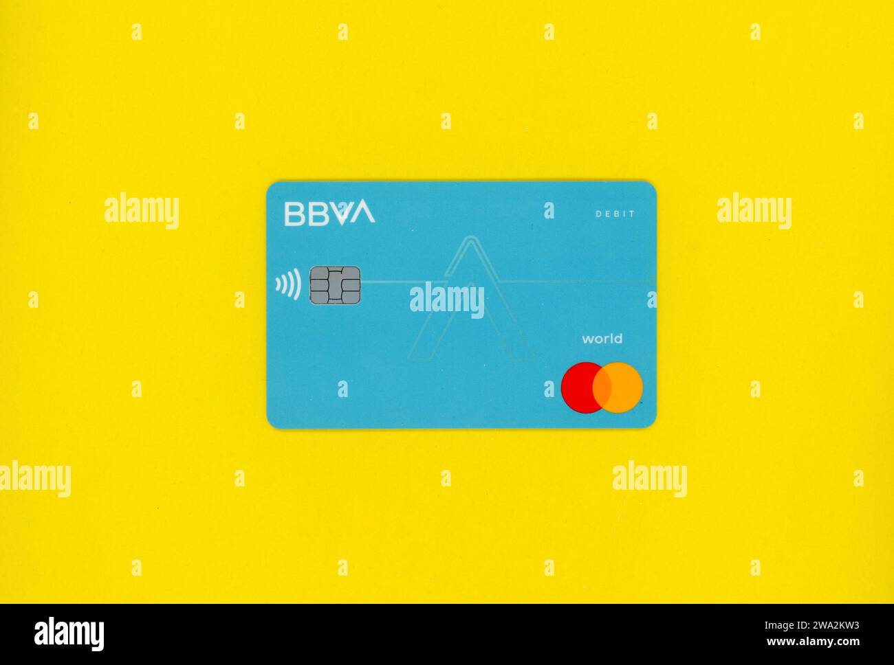 MILANO, ITALIA - 28 OTTOBRE 2023: BBVA Banco Bilbao Vizcaya Argentaria MasterCard carta di debito Foto Stock