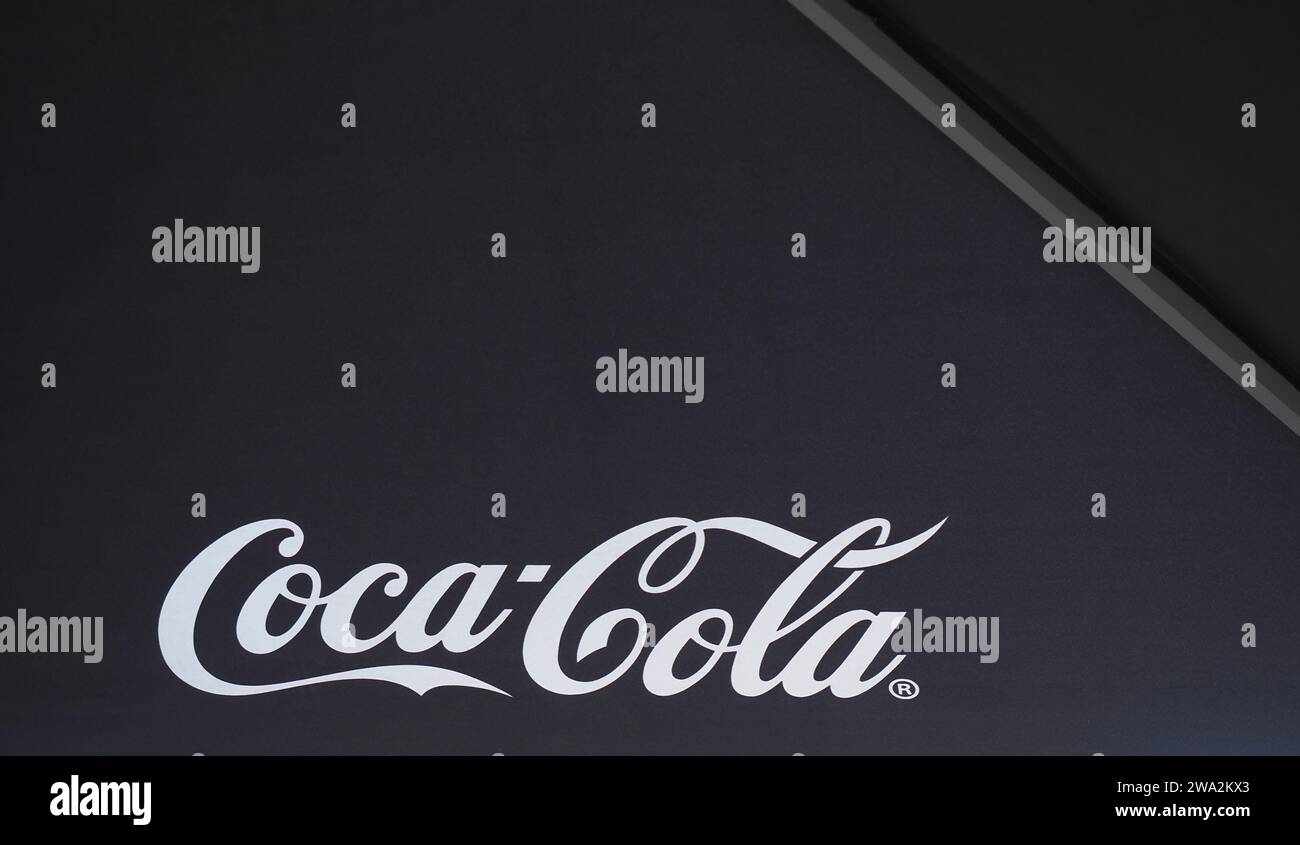 ATLANTA, USA - CIRCA GIUGNO 2022: Ombrellone da bar con insegna Coca Cola Foto Stock