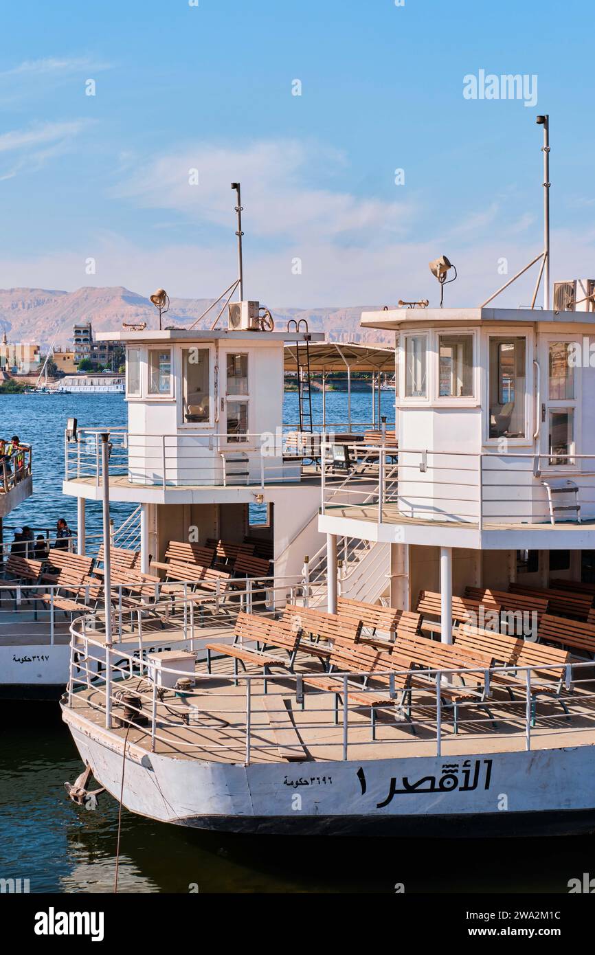 Luxor, Egitto - dicembre 26 2023: I tradizionali traghetti a motore ormeggiati su un molo lungo il fiume Nilo Foto Stock