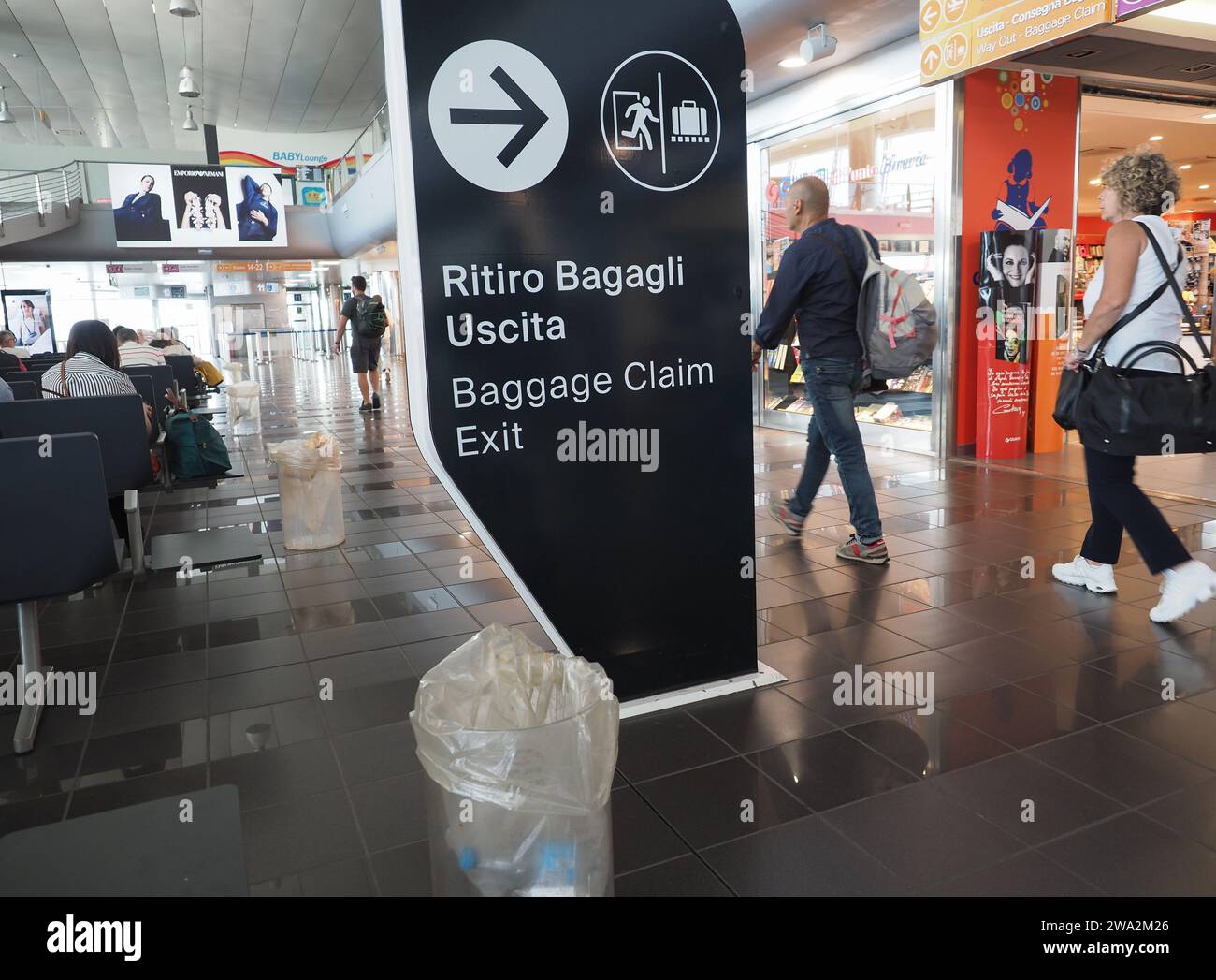 CASELLE, ITALIA - CIRCA GIUGNO 2022: Uscita ritiro bagagli Ritiro Bagagli Uscita Translation Foto Stock